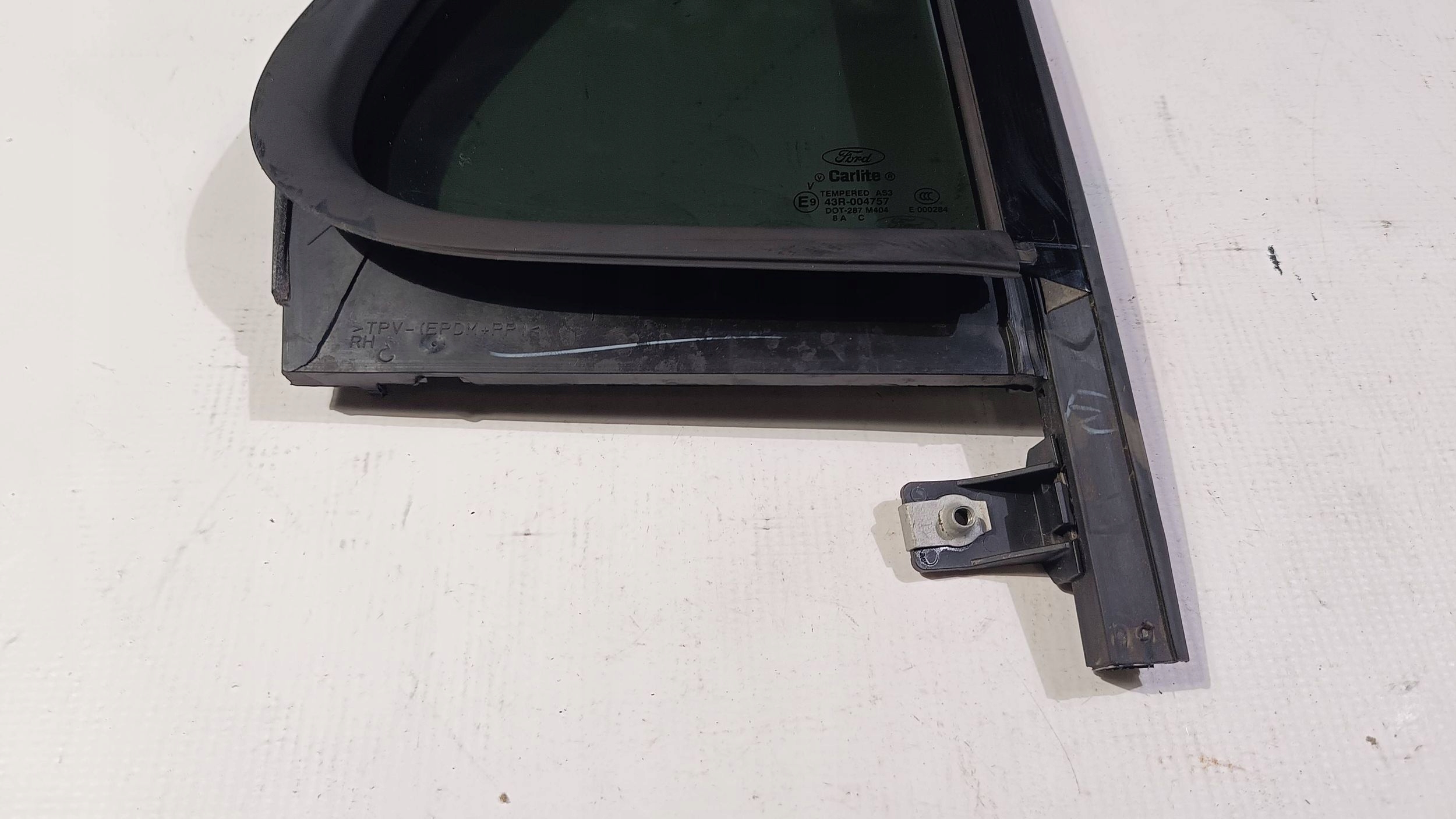 window side trojkat door tylnych rear part right side Ford Explorer V 2016