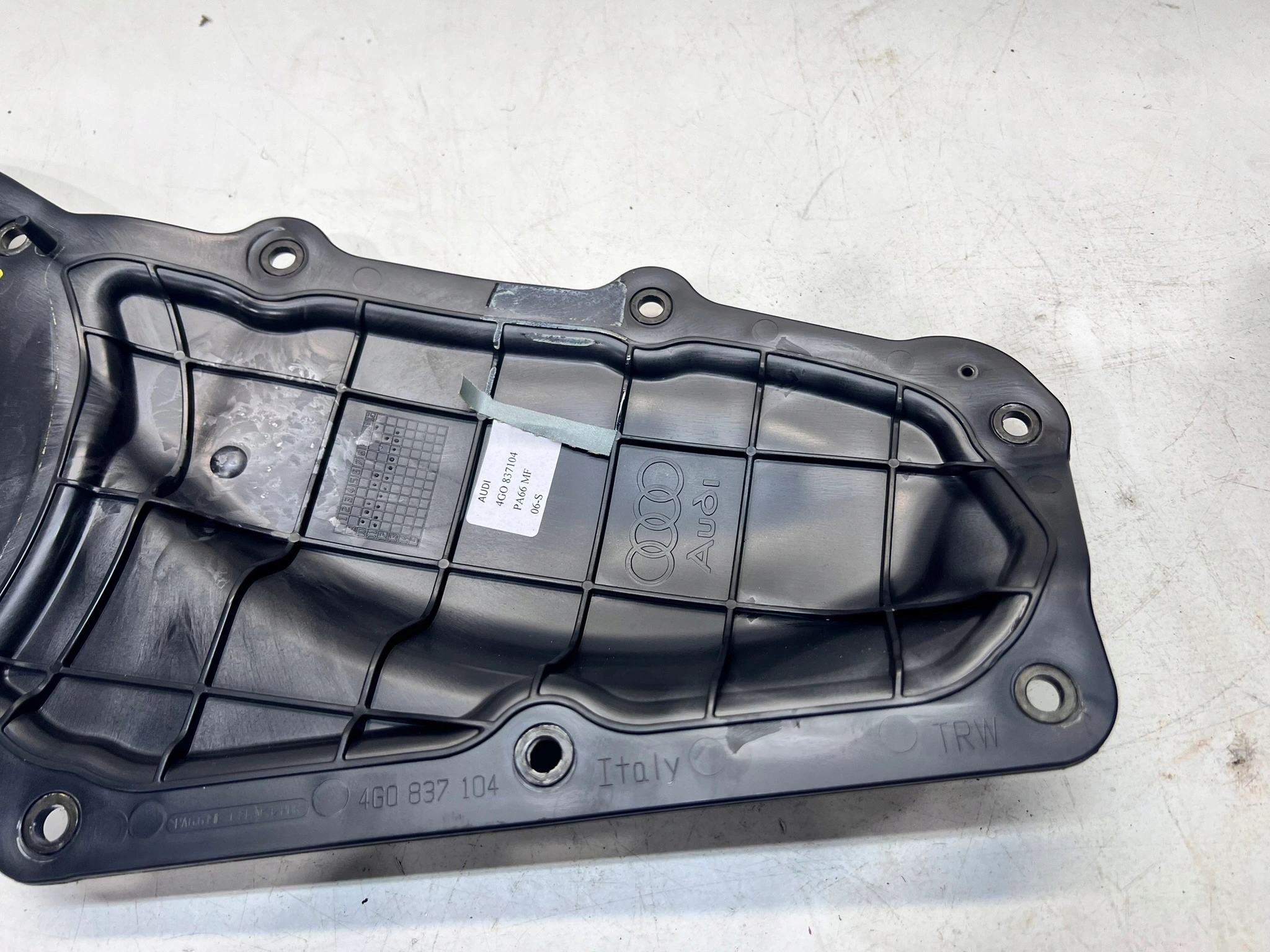 Support plaque Poignée du haut parleur Droite AUDI A6 4G0837104