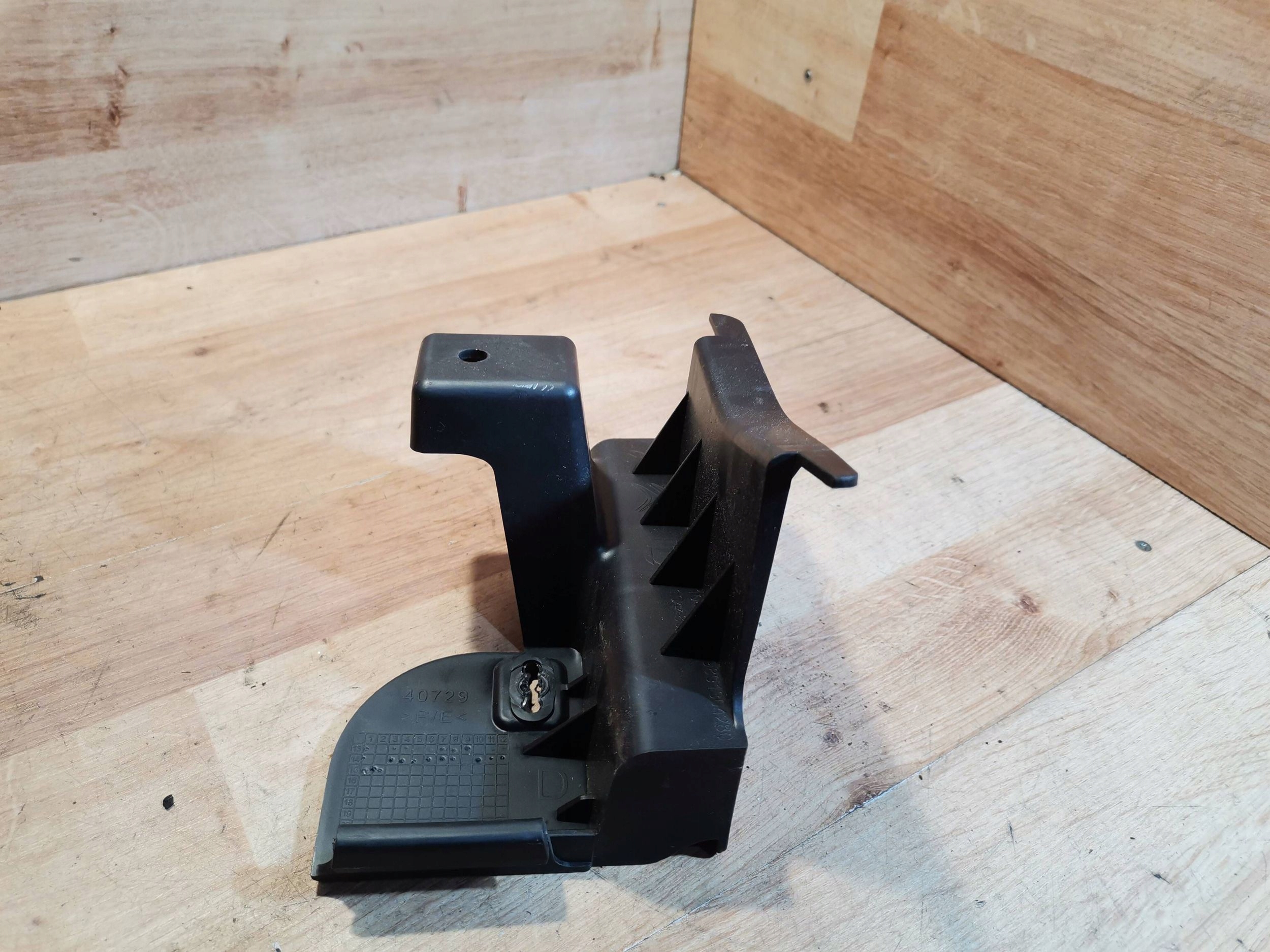 bumper bracket of the front Citroen C4 Cactus 9801304280