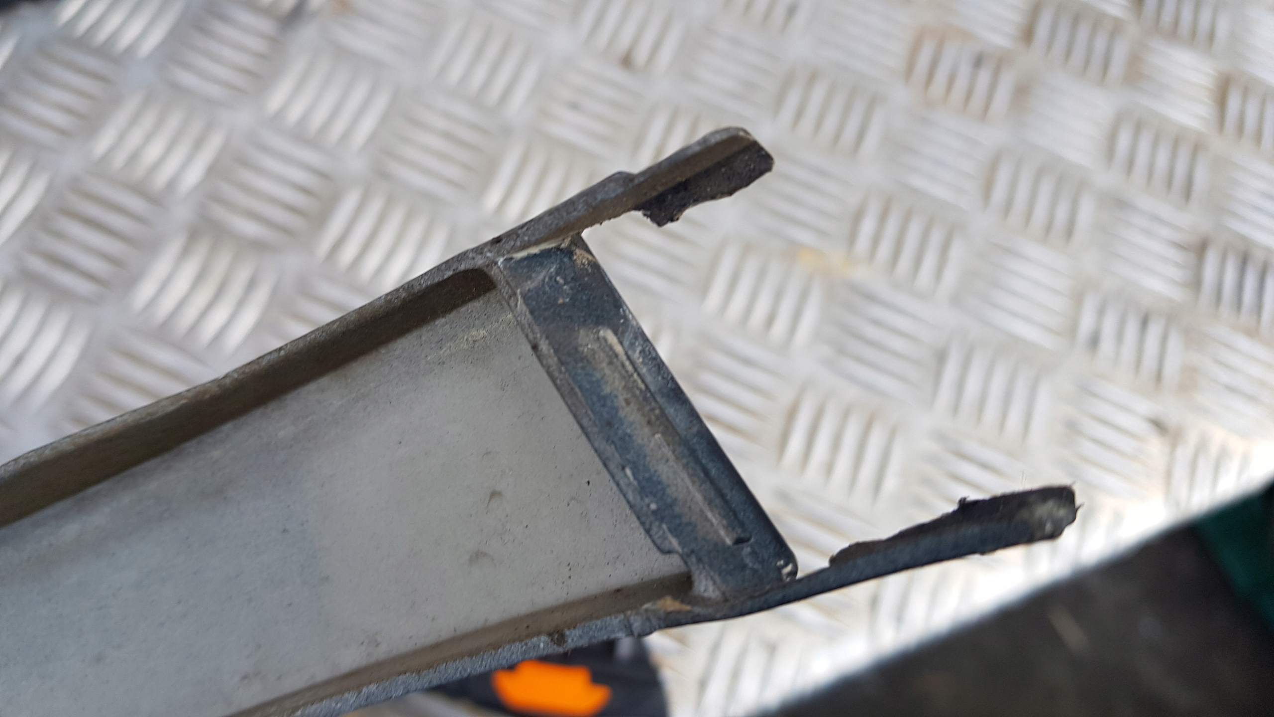 MERCEDES W163 Leiste Schutzleiste unter LAMPE links oder rechts 1SZTUKA