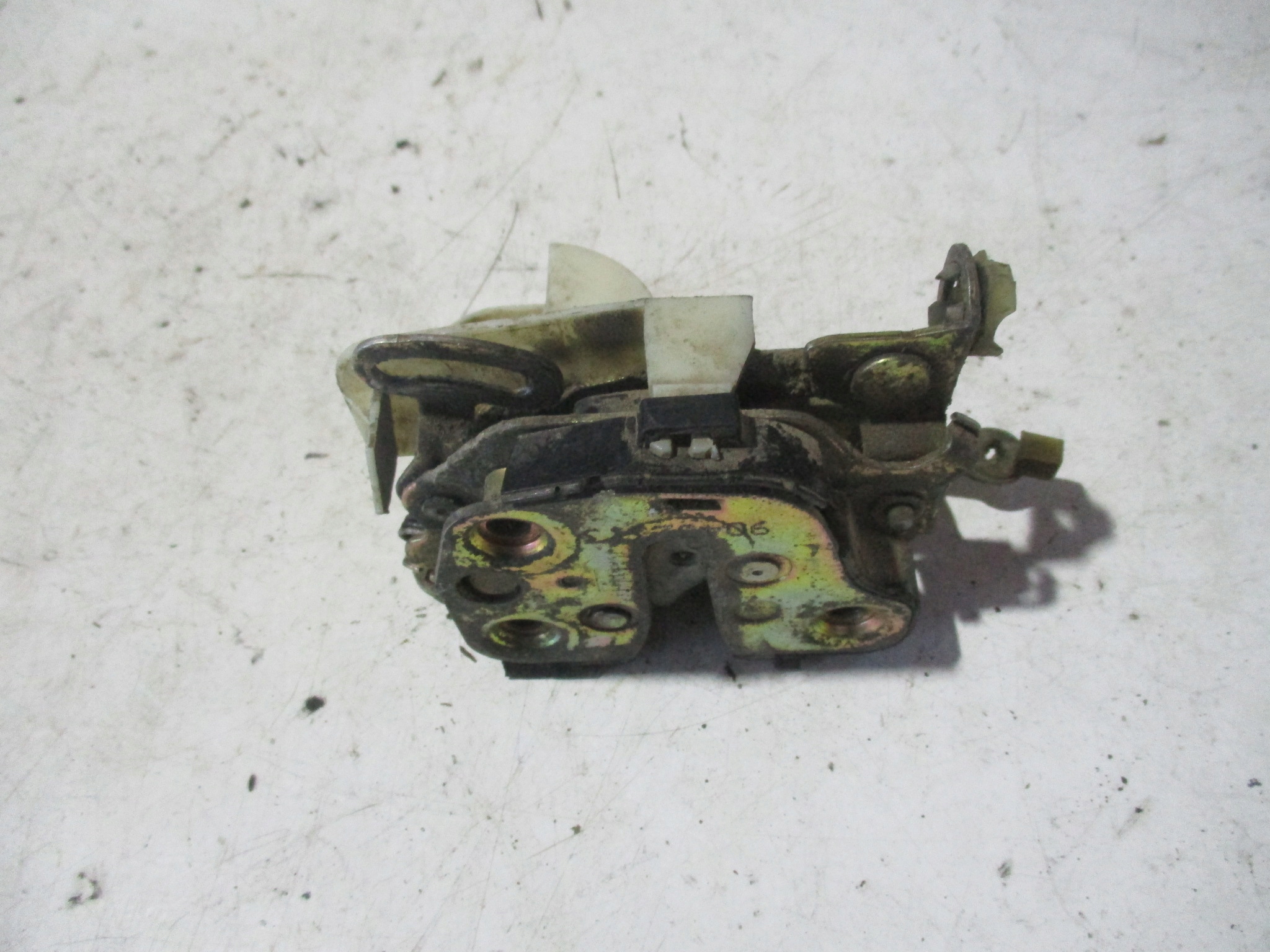 ZAMEK DRZWI PRZEDNI LEWY OPEL TIGRA 3D 96R.