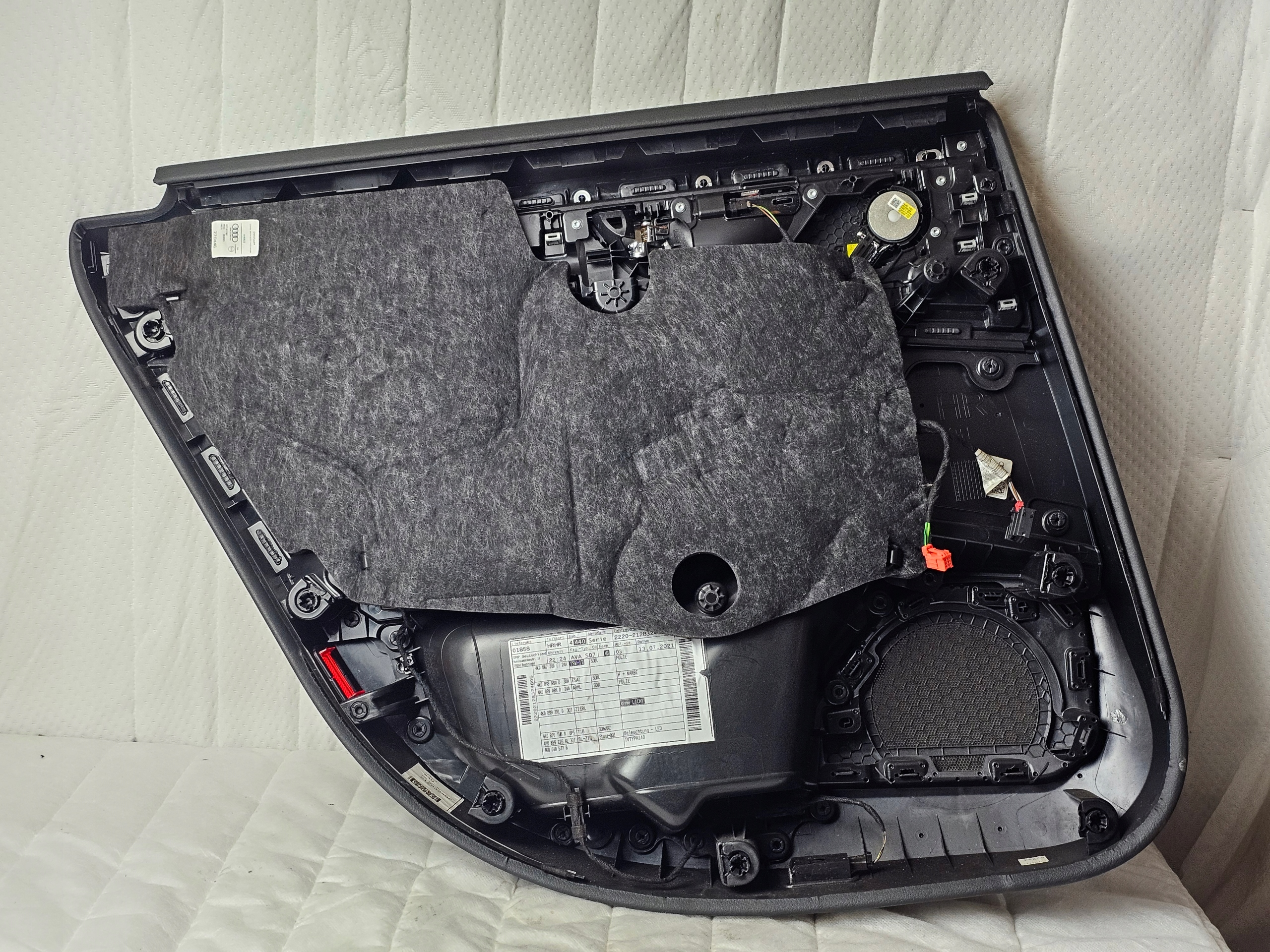 дверные карты обивка правый задний Audi A6 C8 европа 4K0867378