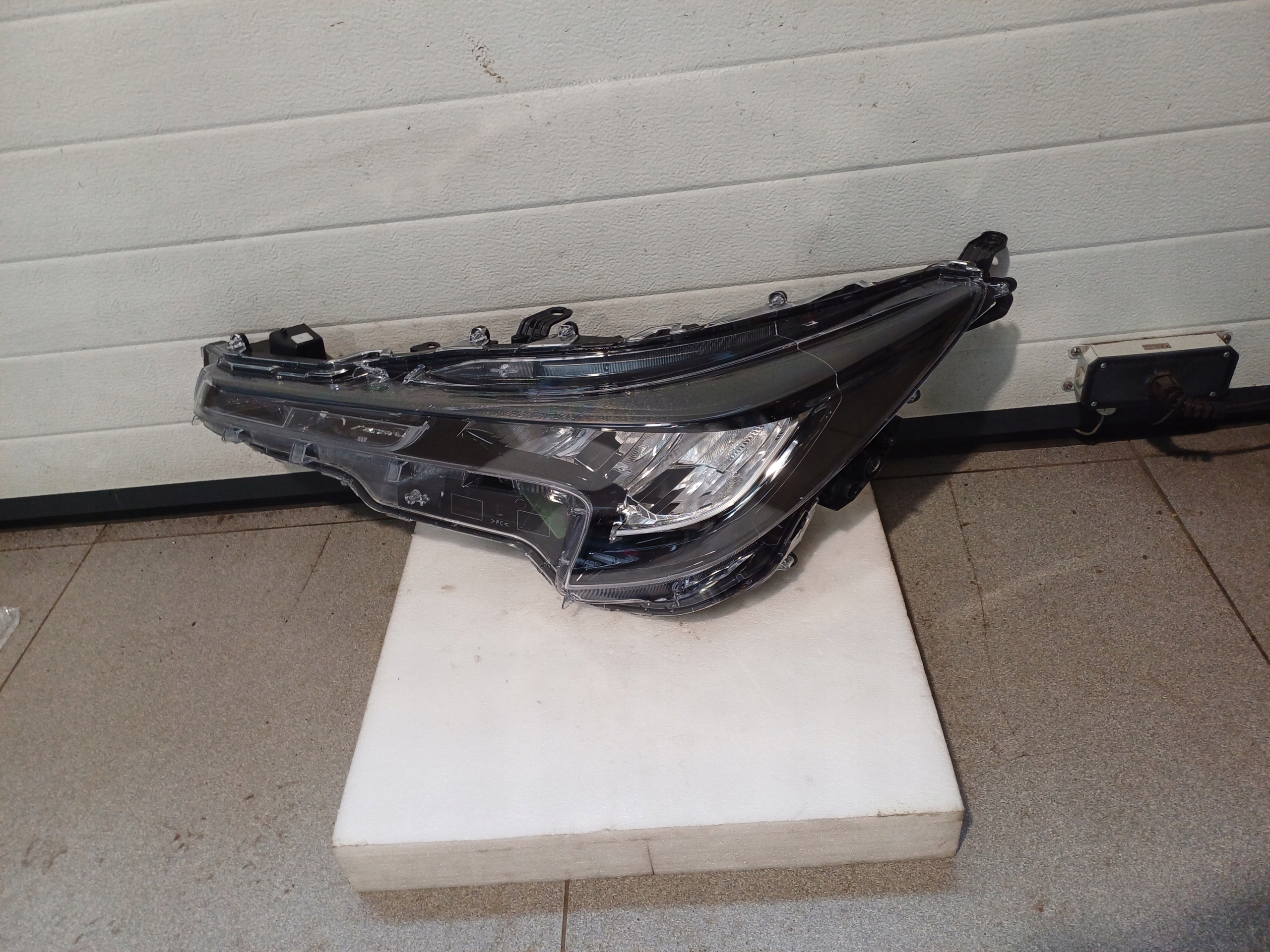 light left front front TOYOTA COROLLA E21 XII 81150-02S60 90154118