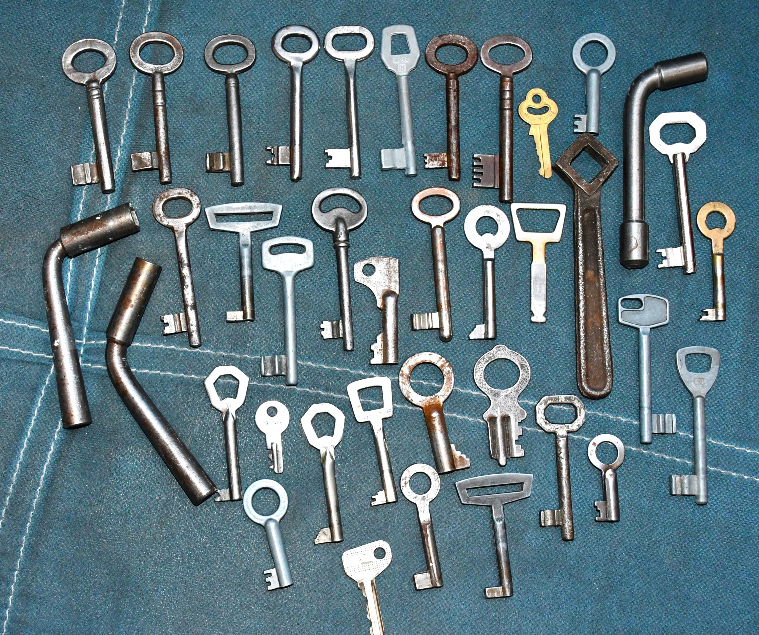 ZESTAW STARYCH KLUCZY 38 szt