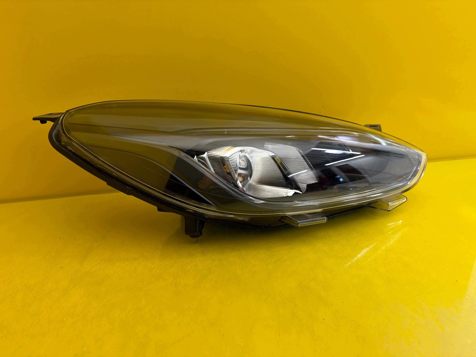 light right Ford Fiesta Mk8 Full Led Beam ST 2017-2021