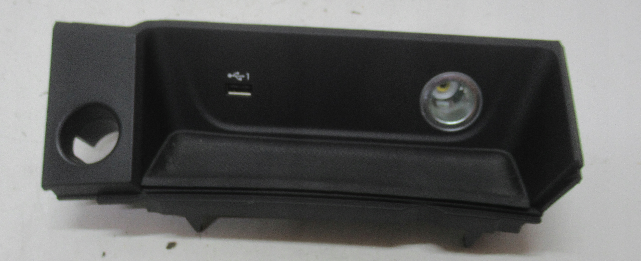 AUDI A4 B9 AVANT 3.0 TDI 18R Abdeckung, Hutablage Adapter, Stecker USB 8W1864131C