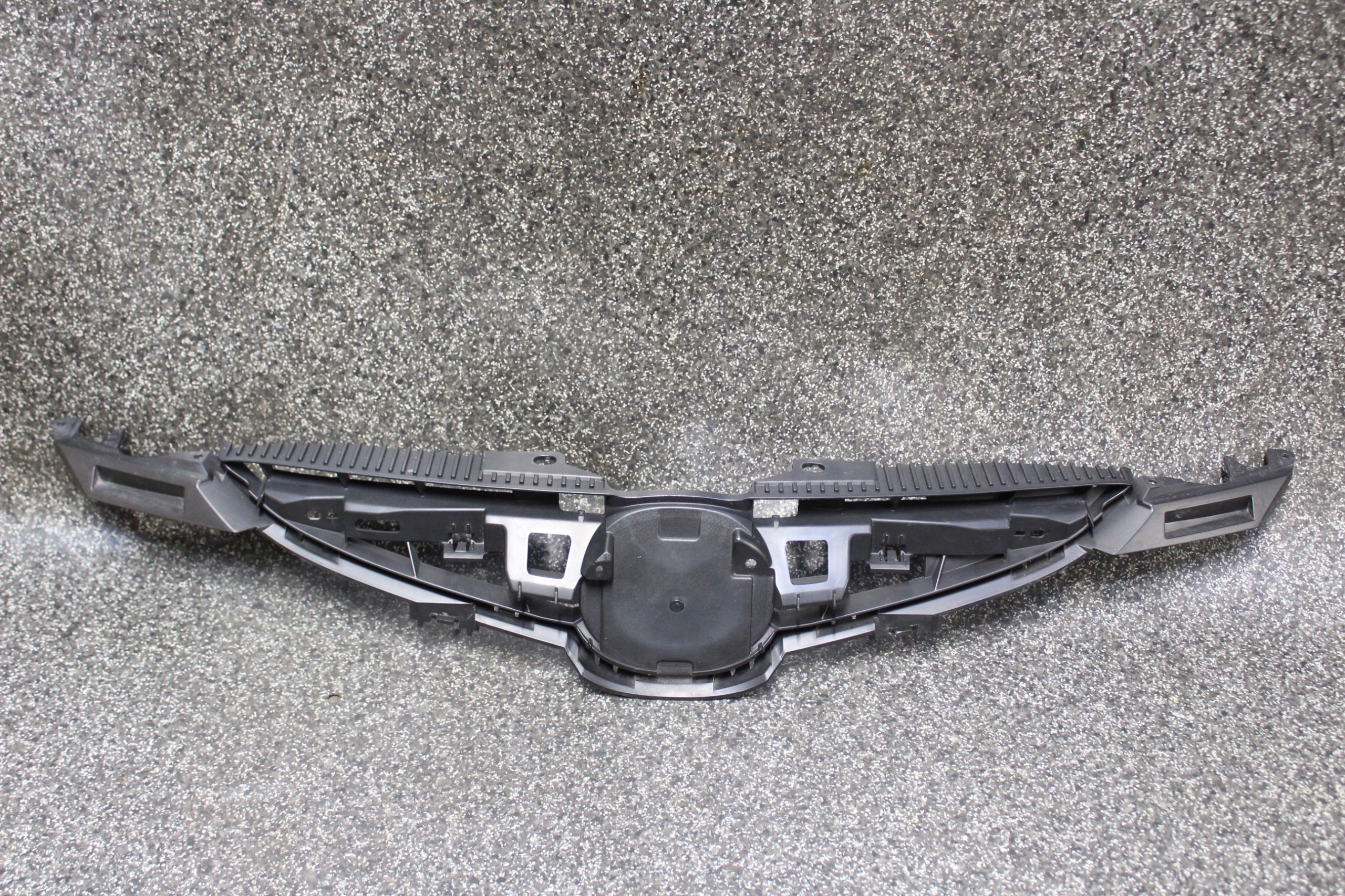 mazda oe D01N50712 решетка радиатора