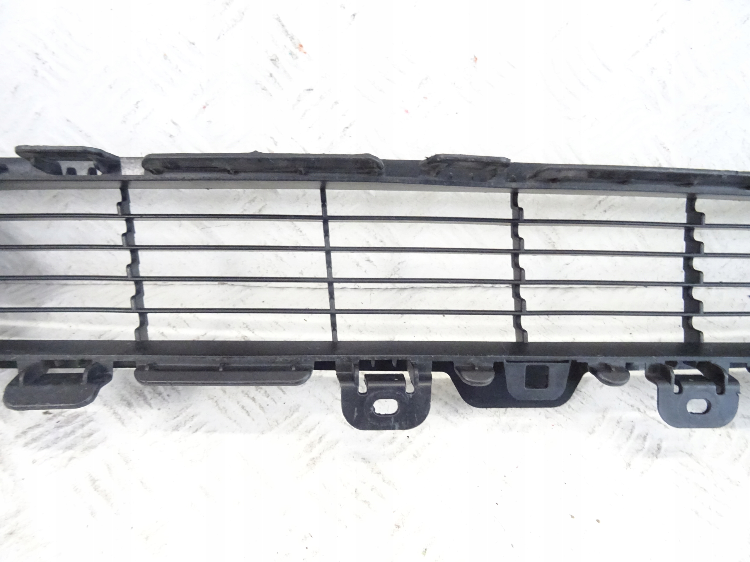 grid of a bumper front front central TESLA Y 1493759-00-A