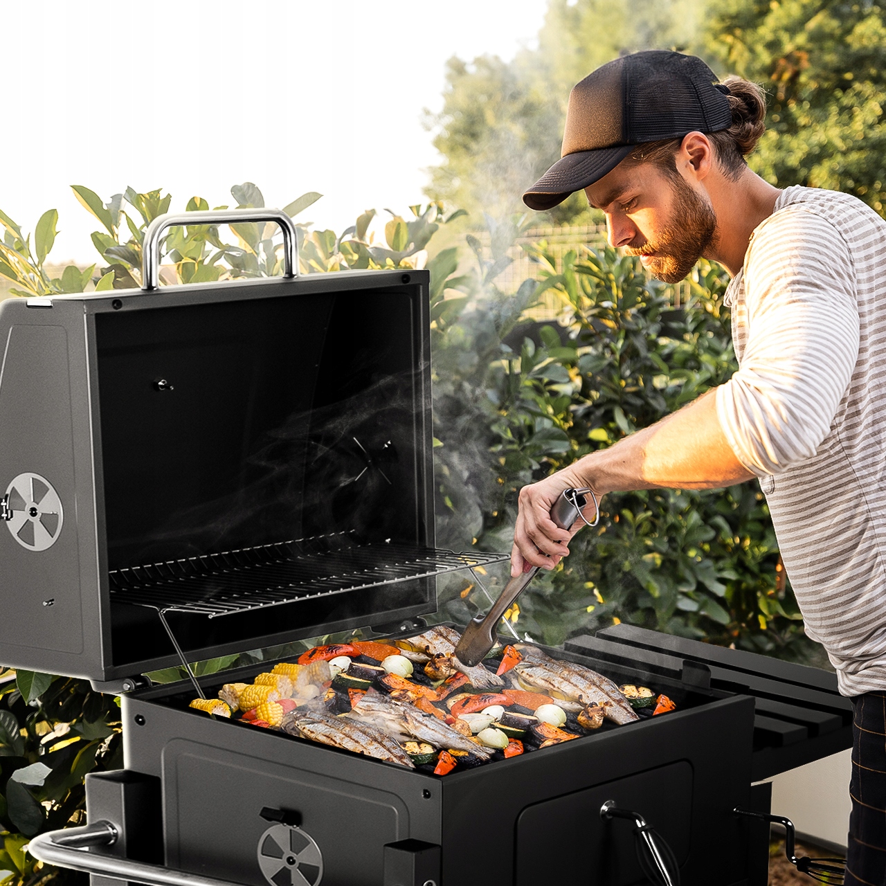 DUŻY GRILL OGRODOWY WĘGLOWY ZAMYKANY ŻELIWNY RUSZT REGULOWANY PÓŁKI FARTUCH Cechy dodatkowe kółka pokrywa półka popielnik termometr wiatrochron