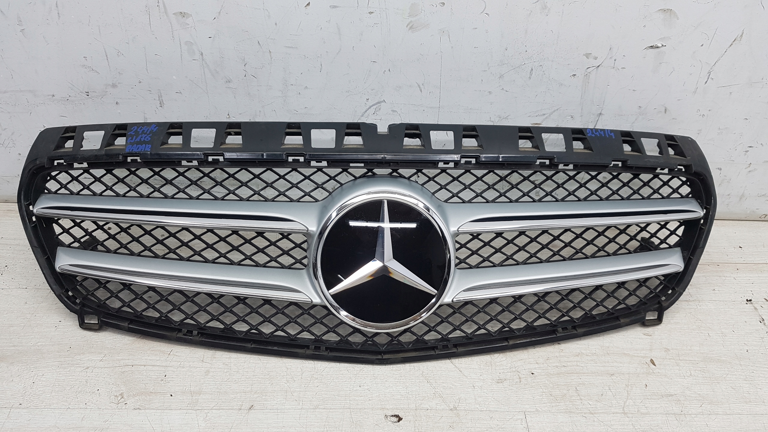 MERCEDES W176 A AMG GRILL ATRAPA RADAR DISTRONIC