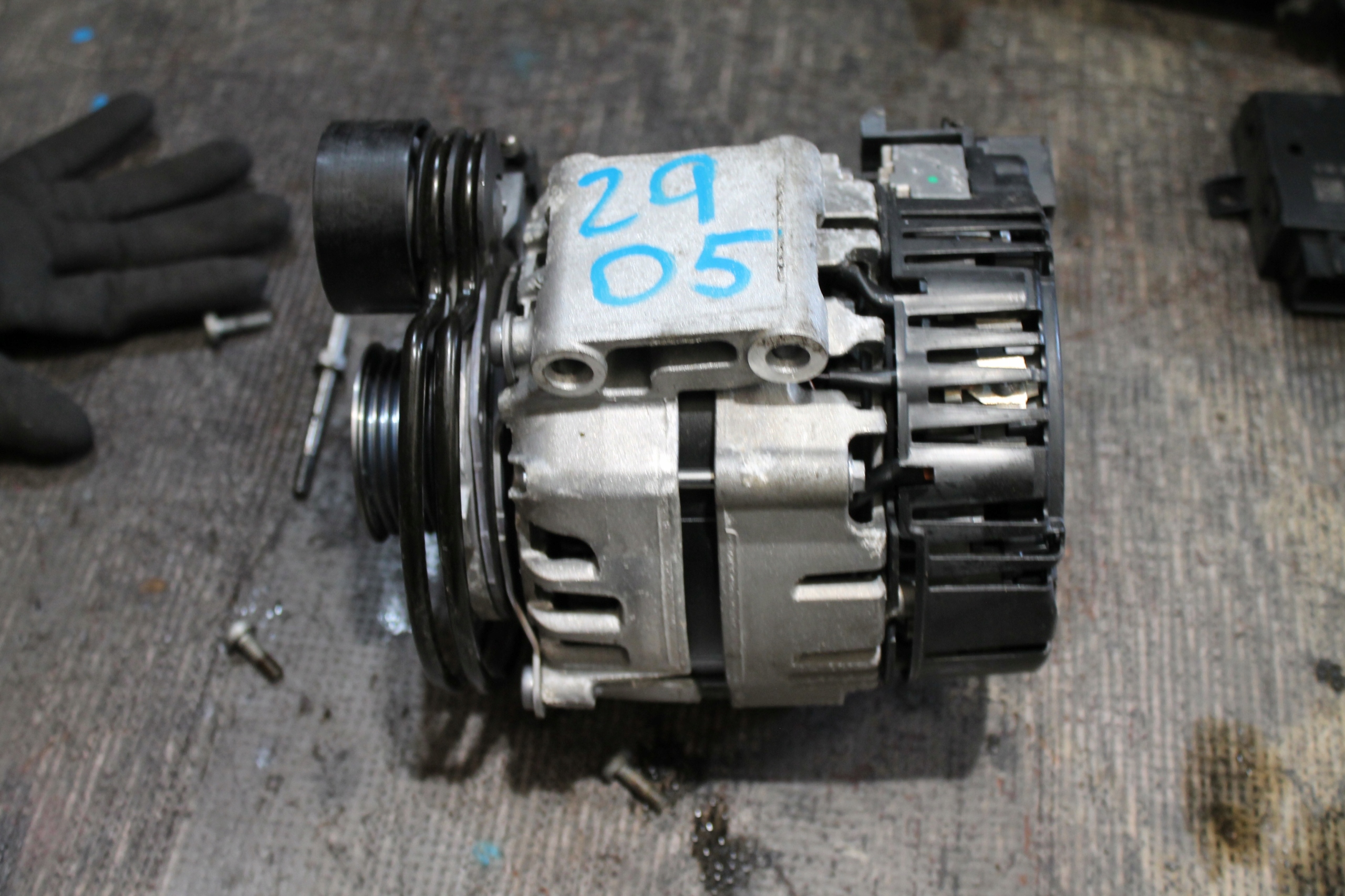 2905. ALTERNATOR AUDI 06l903018G