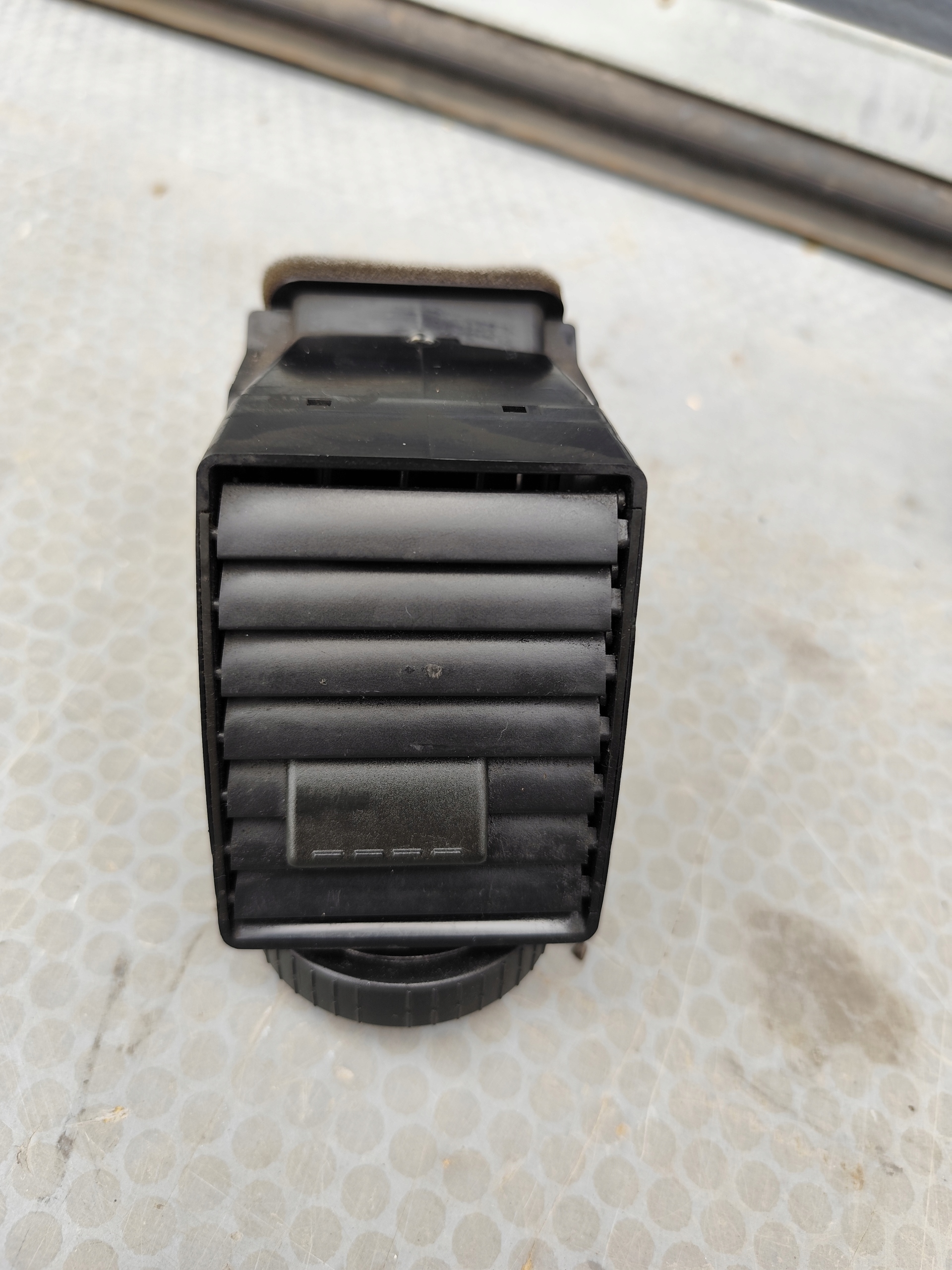 VW T5 grid air conditioning devices central PRZEDLIFT left 7H0815705A
