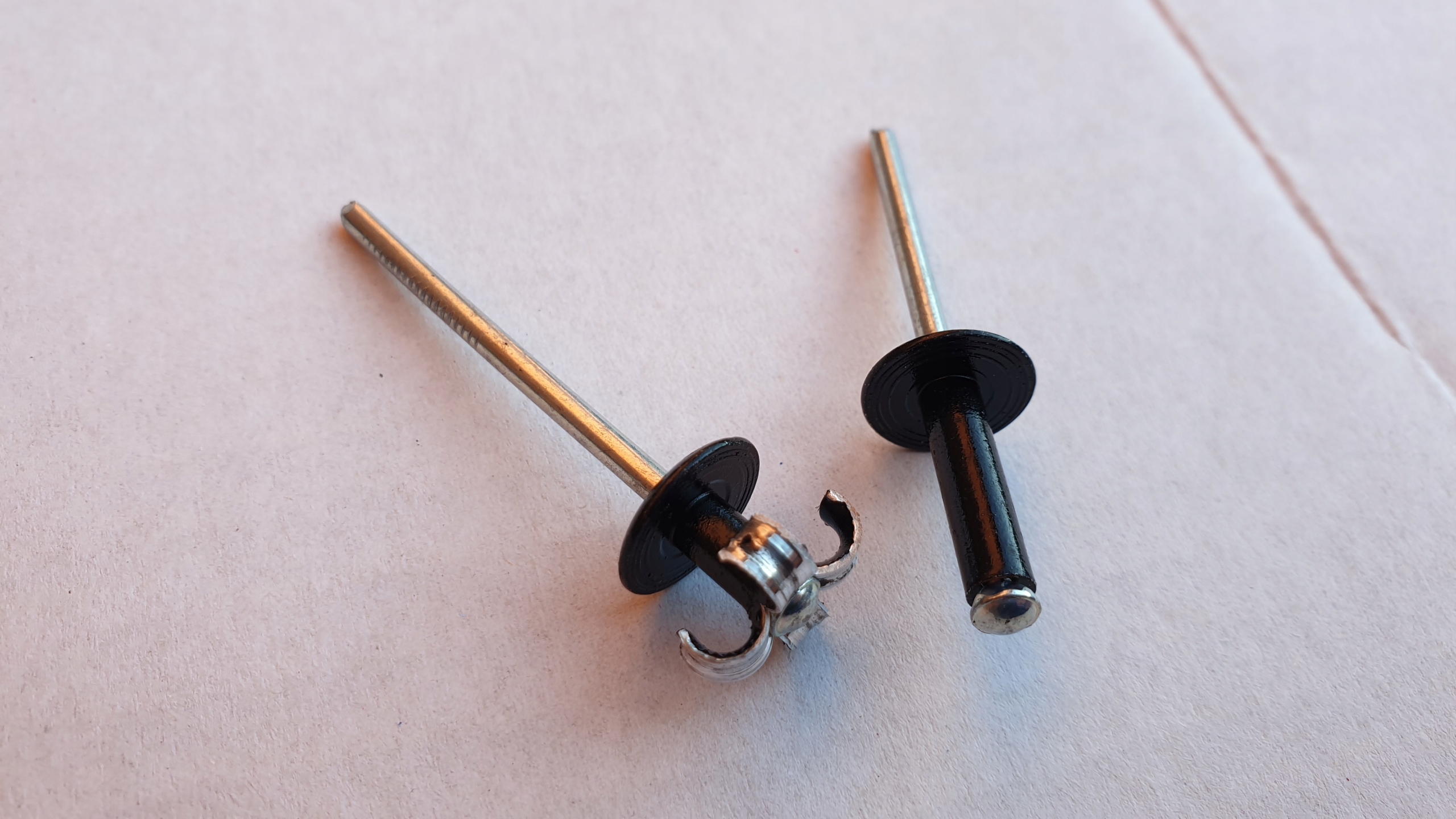 

Nity rozprężne czarne zderzaki plastik metal 4x8mm