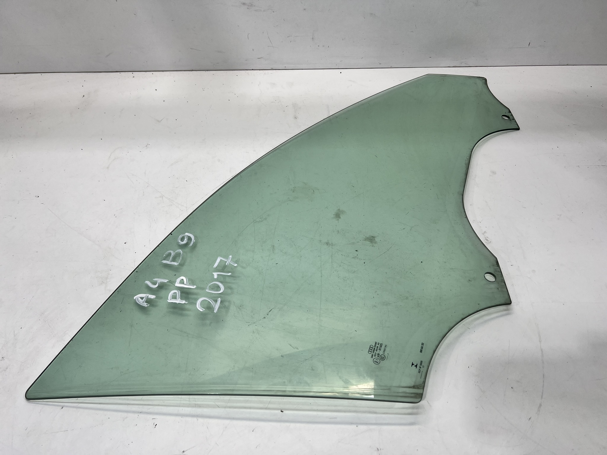 window side door right front AUDI A4 B9 8W0845202 2017R