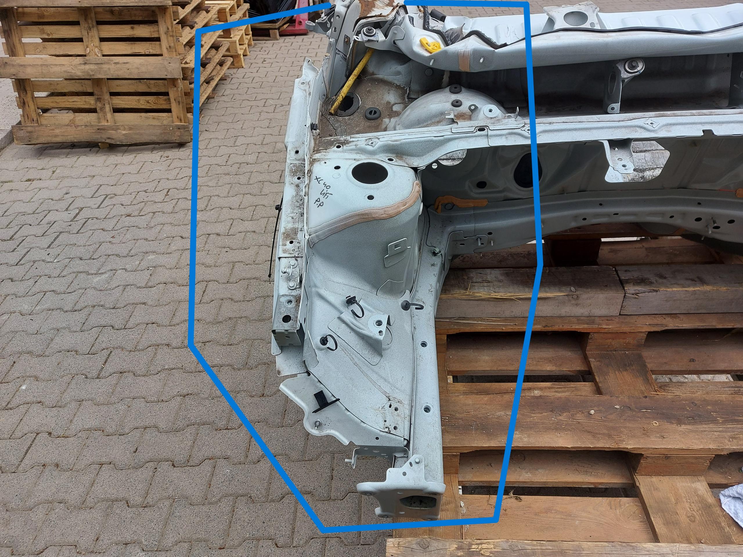 VOLVO XC40 LIFT quarter front right