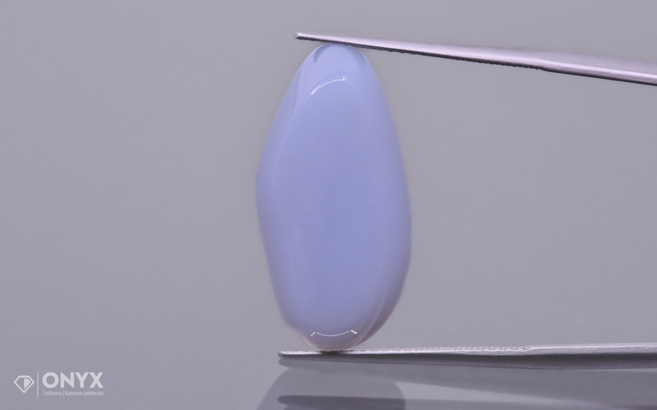 Chalcedon modrá konvexní nepravidelná destička 23,5x11,5 mm