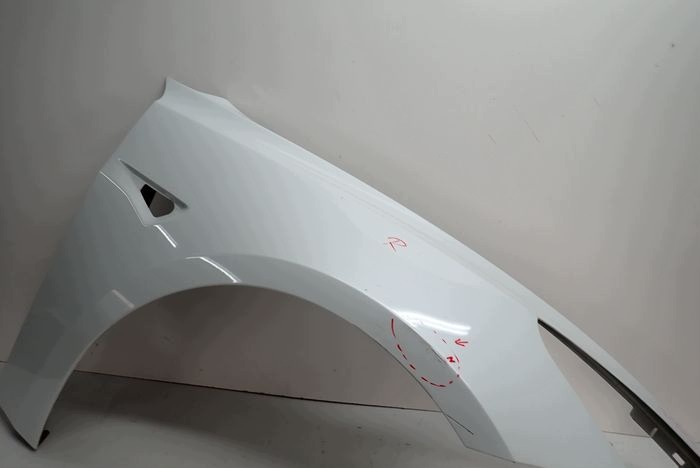TESLA III 3 17-23 blatník pravý přední předek