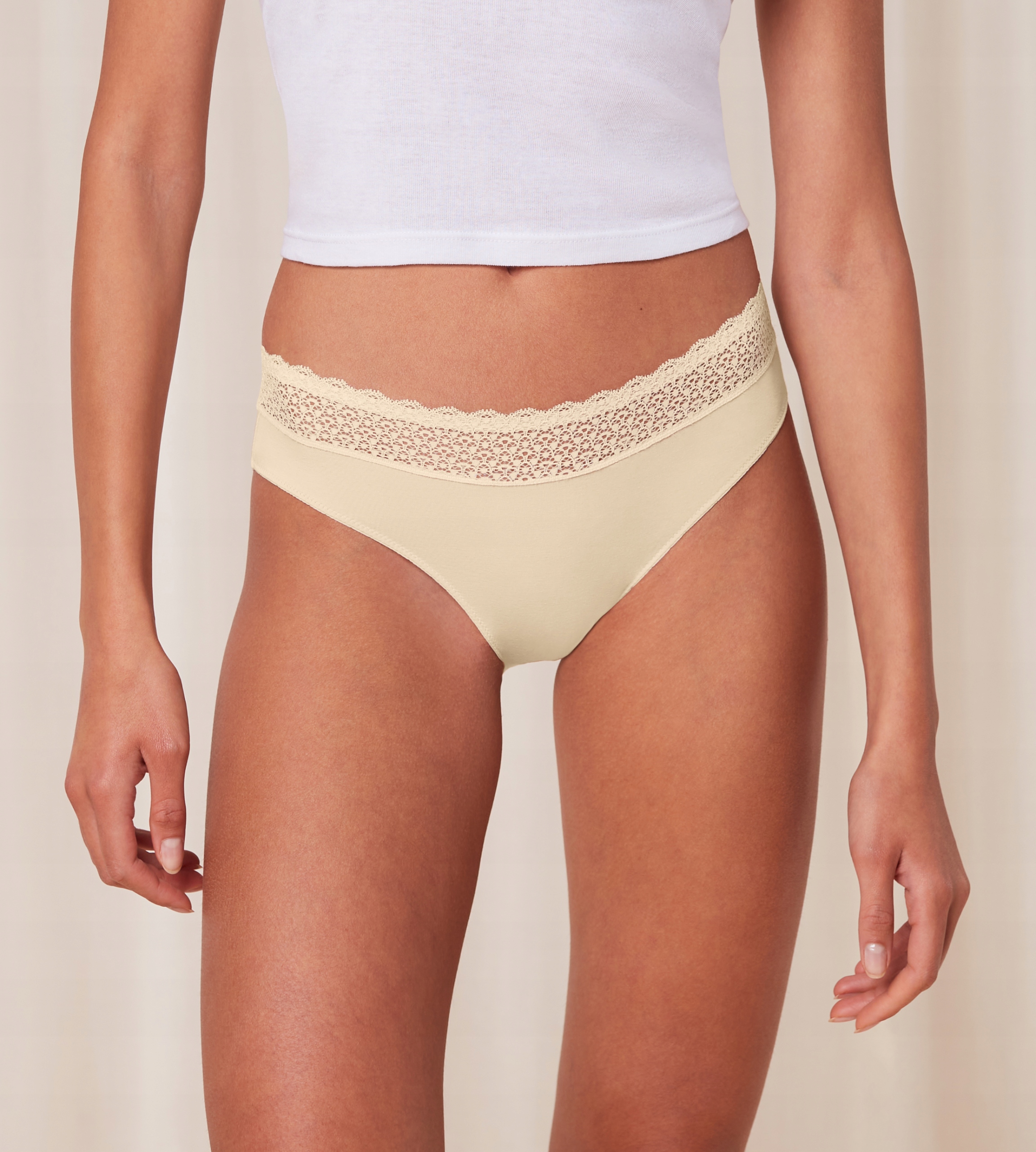 Beżowe MAJTKI DAMSKIE dopasowane GŁADKIE FIGI Triumph Feel of Modal Tai M Model TAI