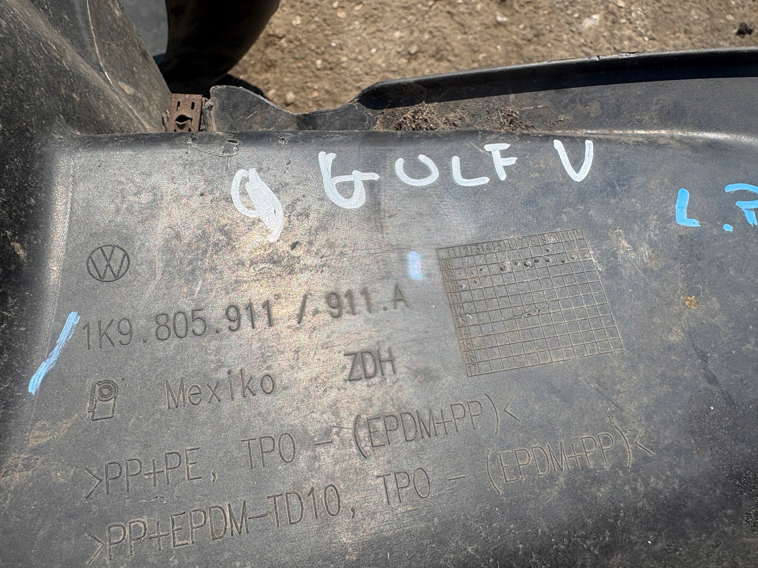 VW GOLF V mudguard left front 1K9805911A 1K0805977B