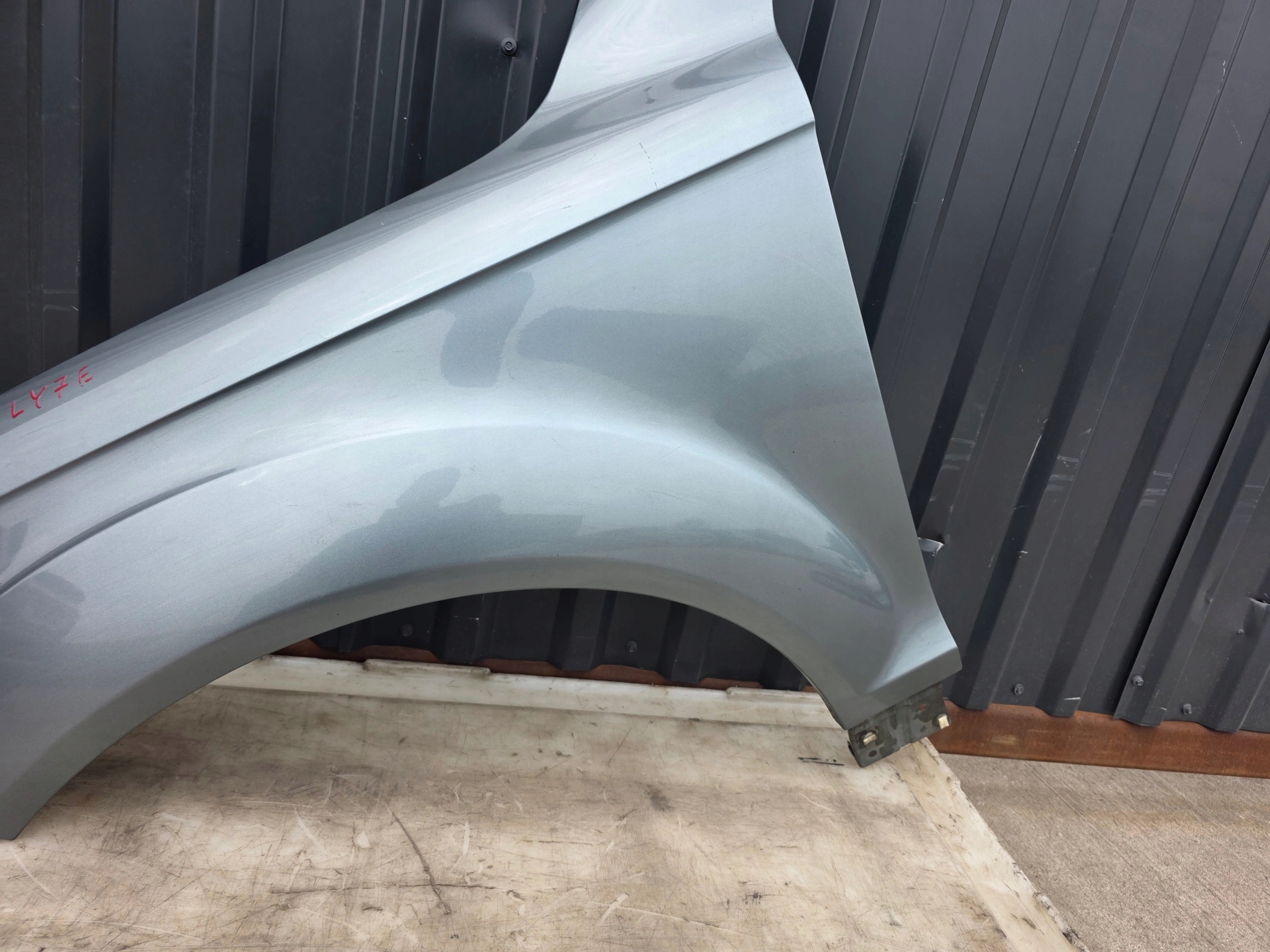 fender left front AUDI Q7 4L LY7E 2005-2014 !!!