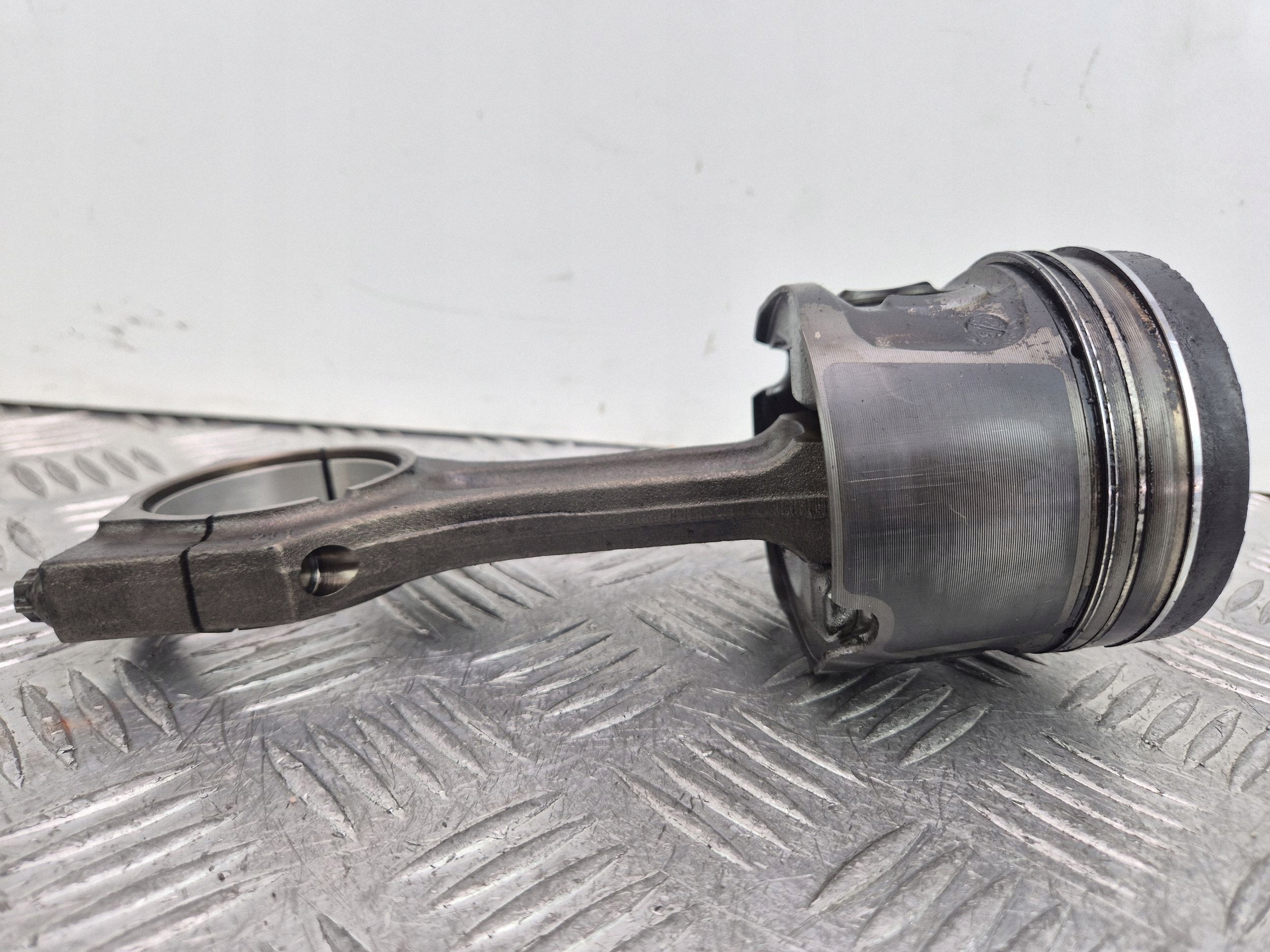 piston avec bielle BMW 5 E60 520d 0840BB