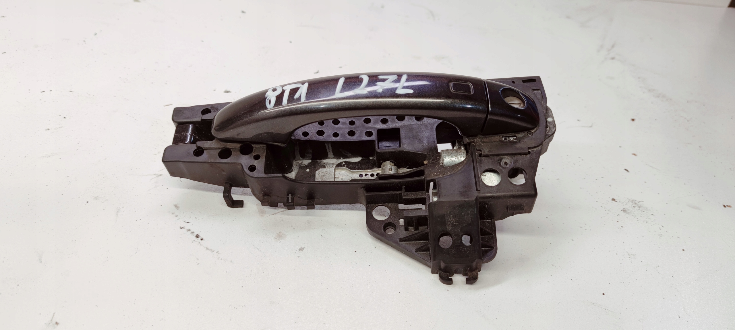 handle left front AUDI A1 A4 A5 Q5 8T1837885 LZ7L