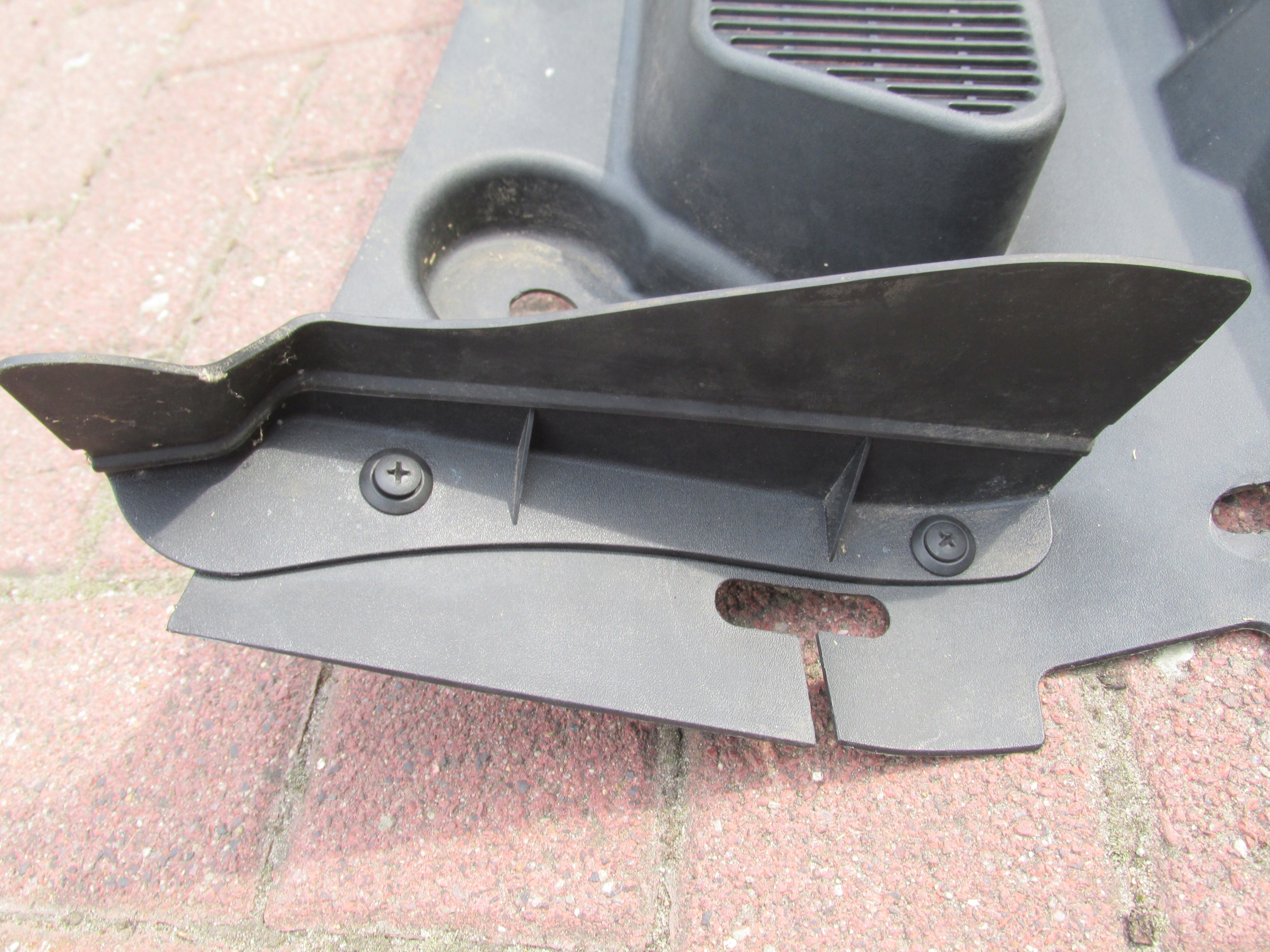 USZCZELKA PODSZYBIA NAROŻNIK KUGA MK12012 ROK