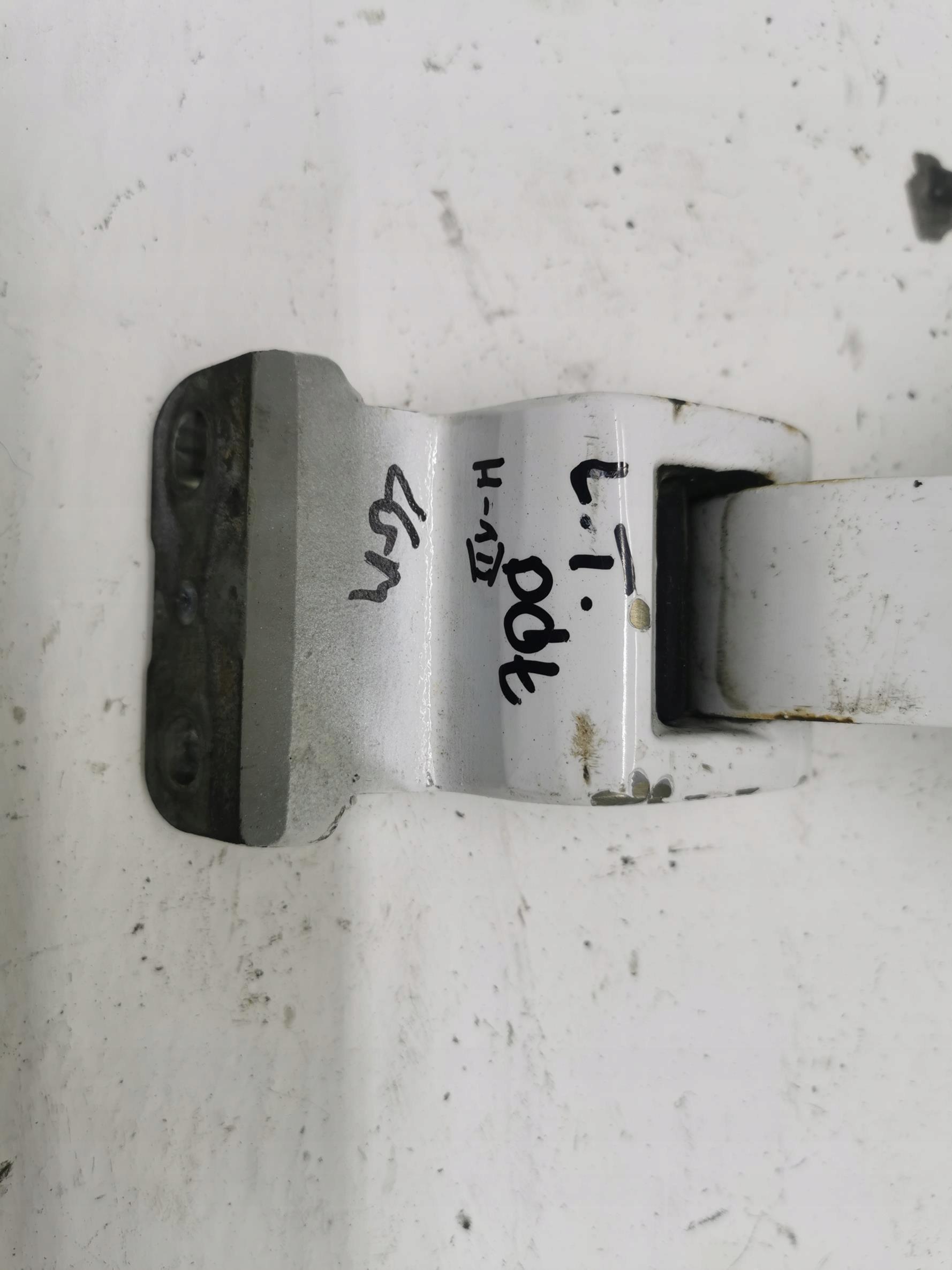 hinge door left rear part lower HYUNDAI H-1 II 07-15