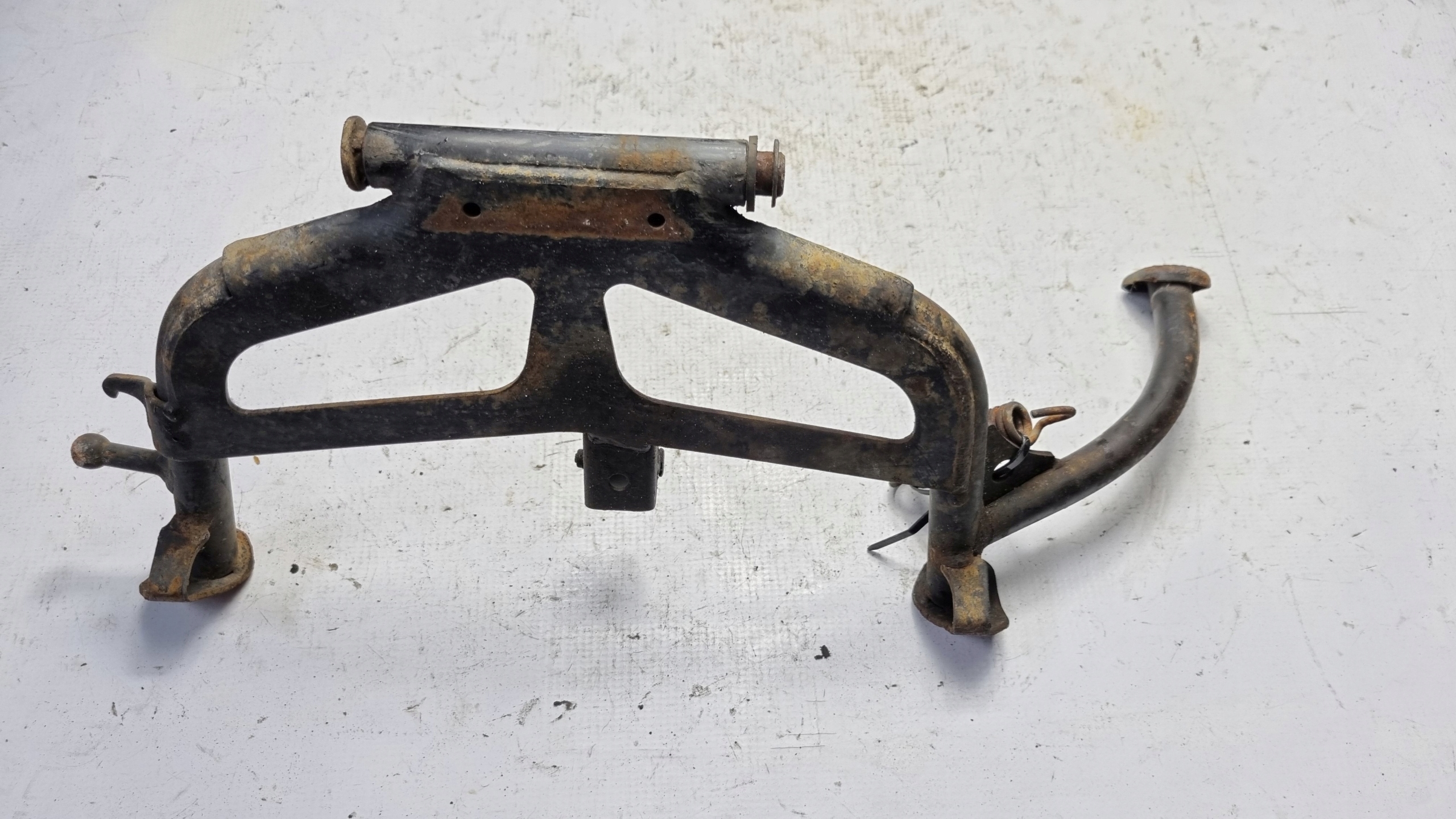 ЦЕНТРАЛЬНАЯ ЛАПКА YAMAHA X-MAX 125 10-13