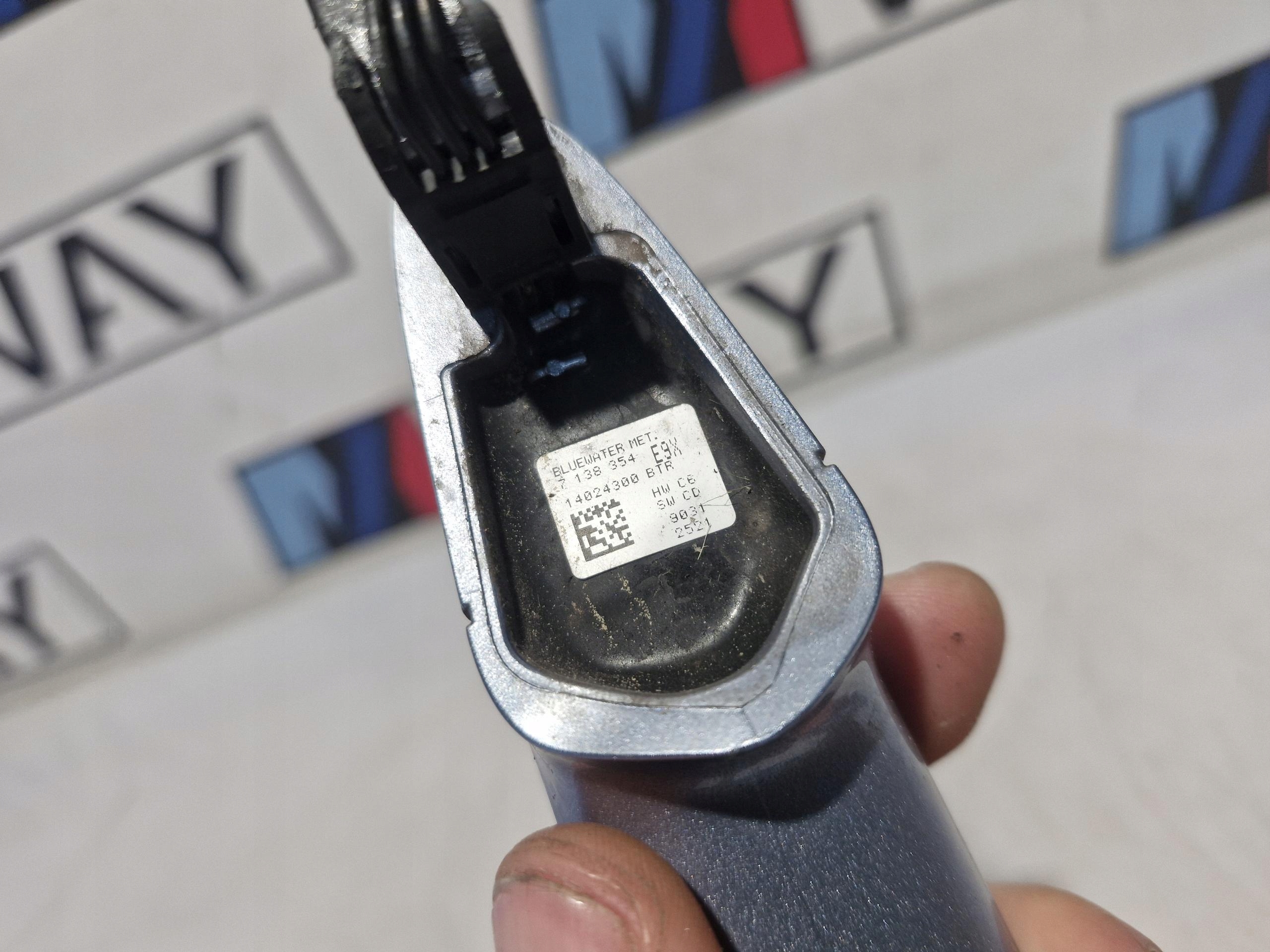 7138354 BMW E90 E91 E92 holder handle door right rear part 896
