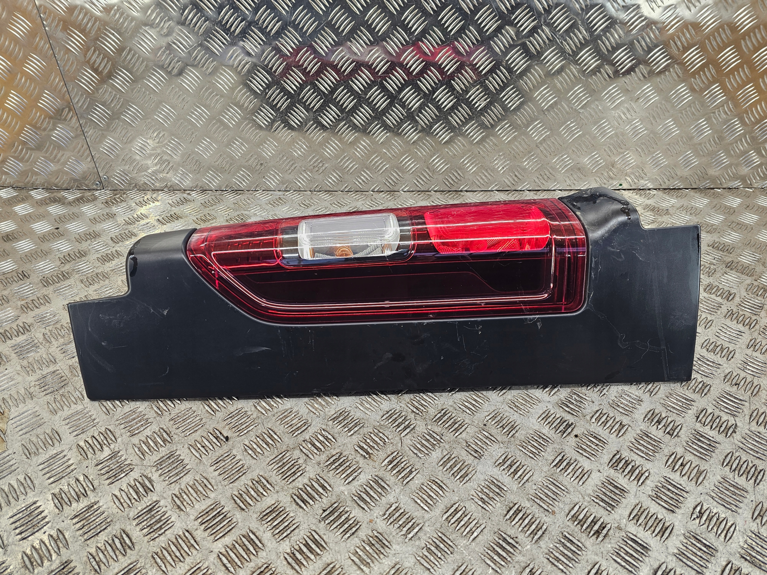 TRAFIC III VIVARO B 14- light left rear part 265556737R