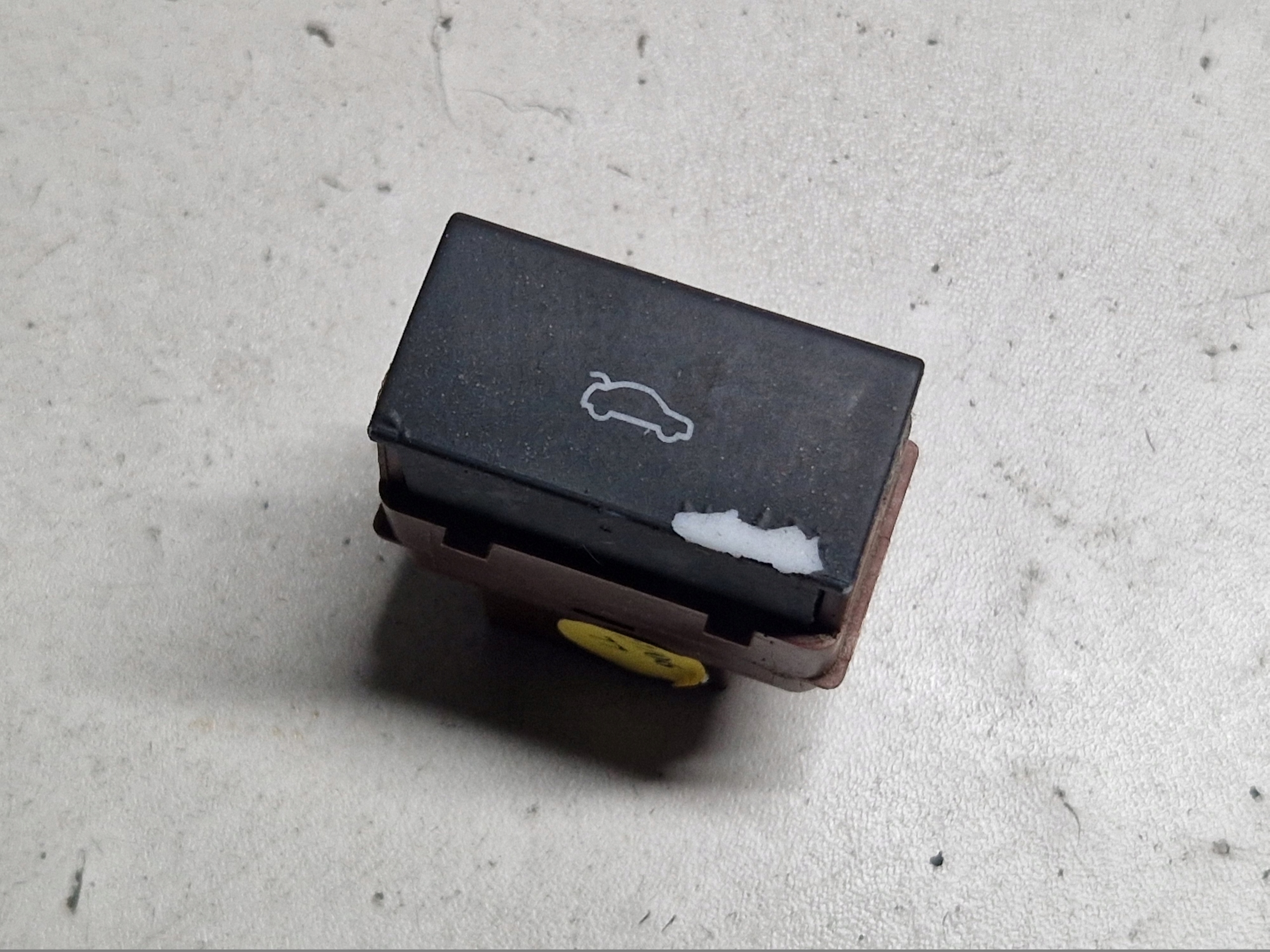 AUDI A6 C6 A6C6 switch button of the opening bonnet boot 4F0959831