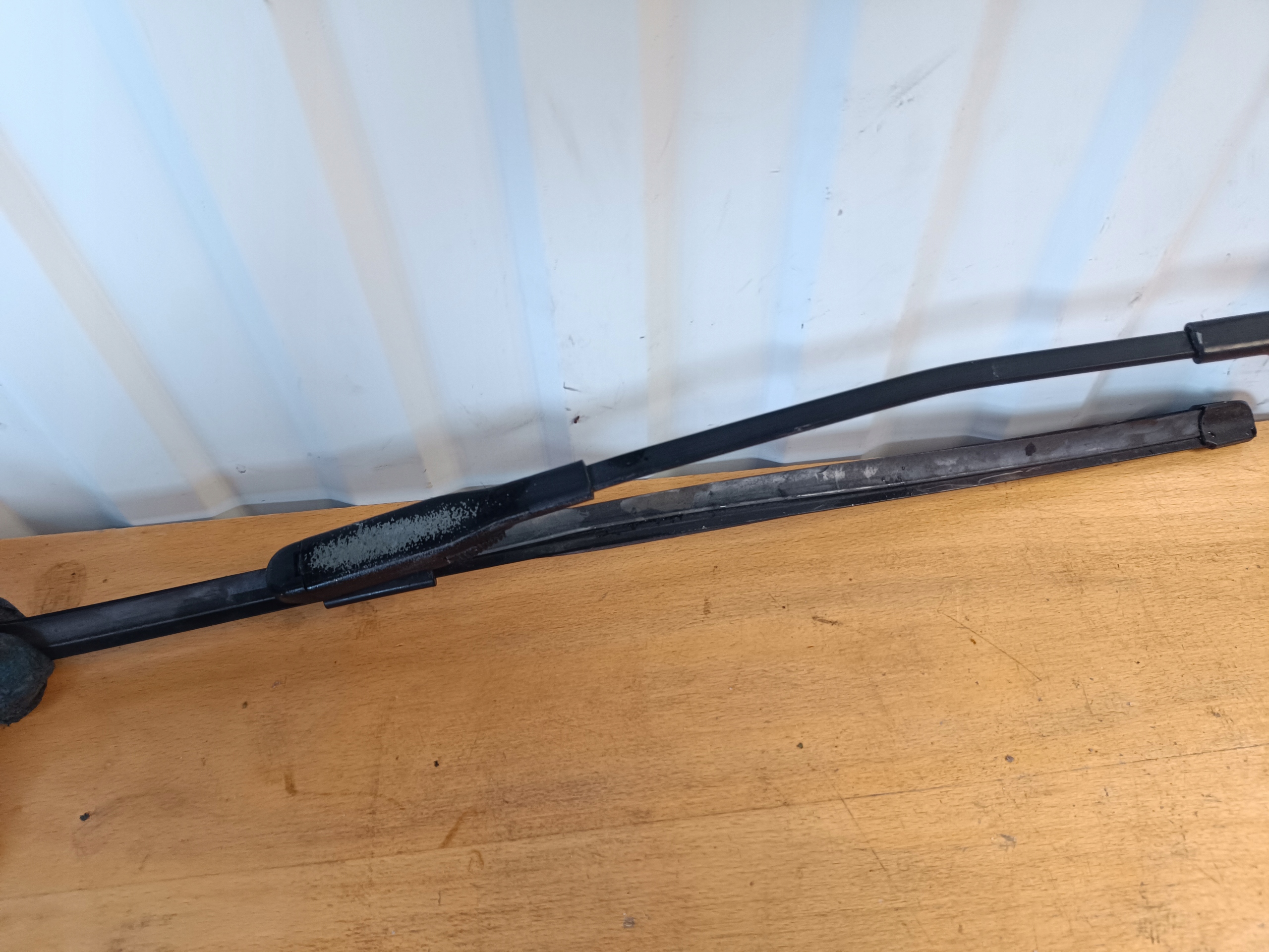 wiper arm front left OPEL CORSA D 13182325