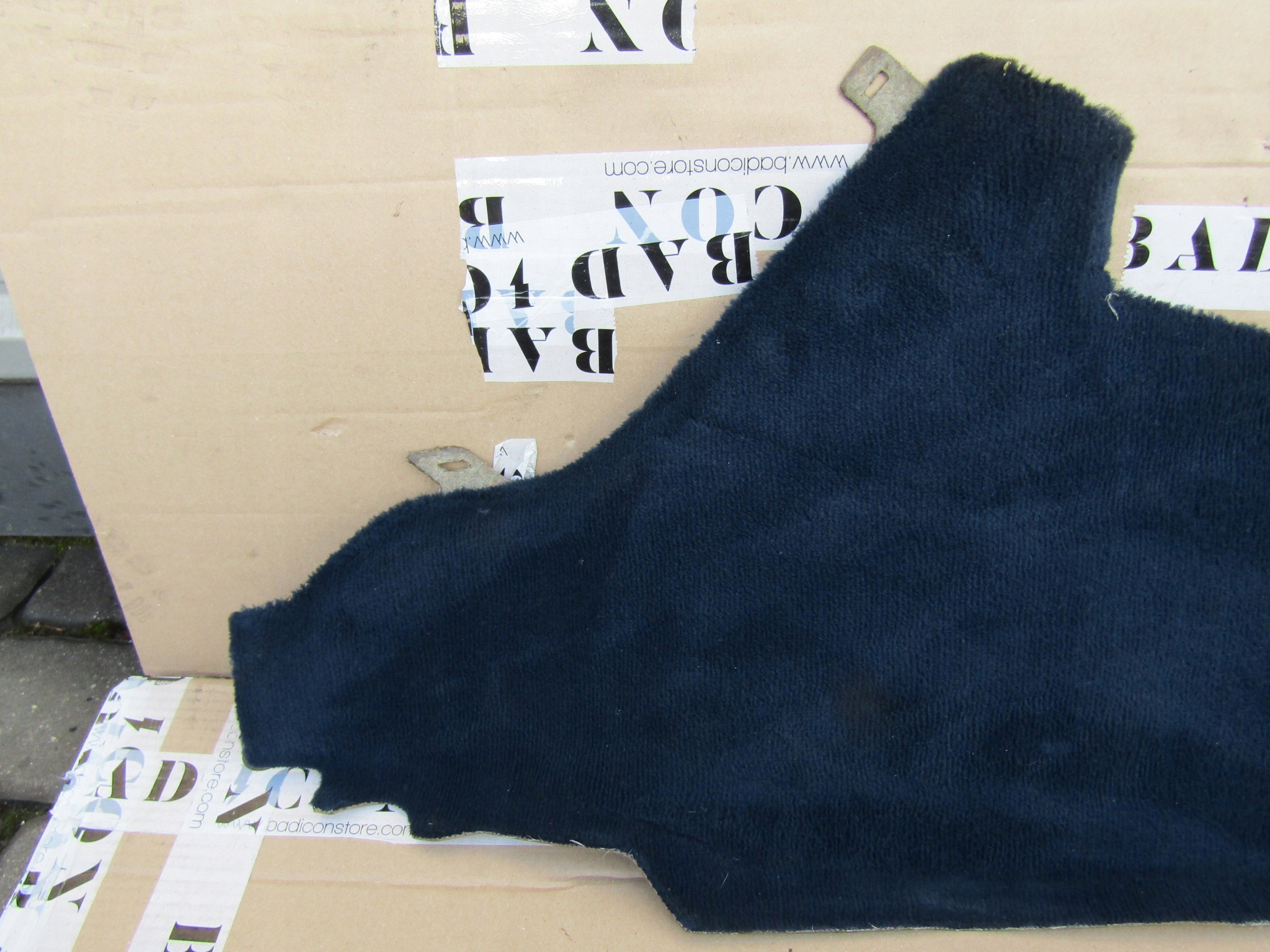 12 MERCEDES W124 OSLONA TAPICERKA TUNELU NIEBIESKA Typ samochodu Samochody osobowe