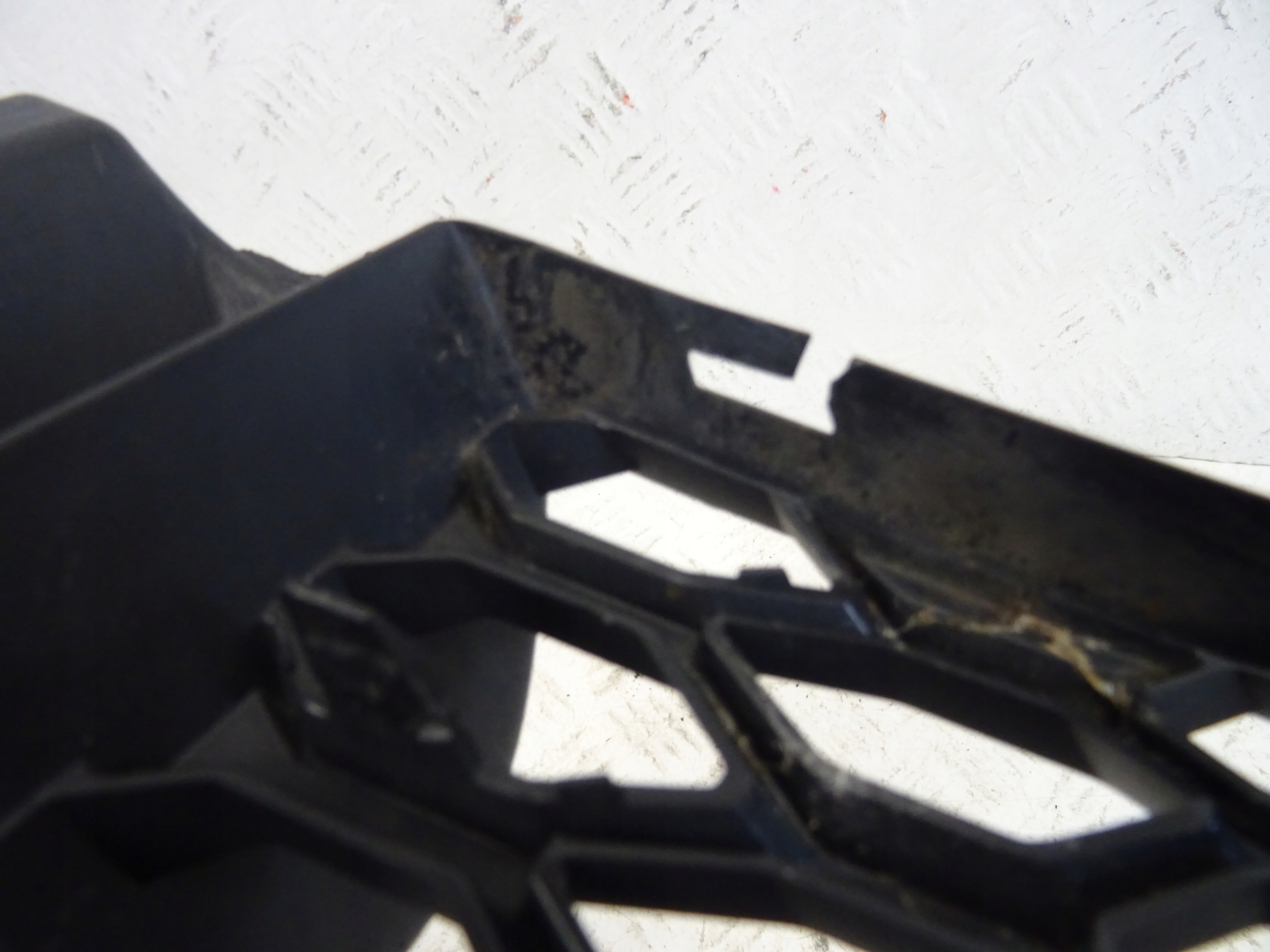 grid of a bumper front front right AUDI TT 8S0 8S0807682