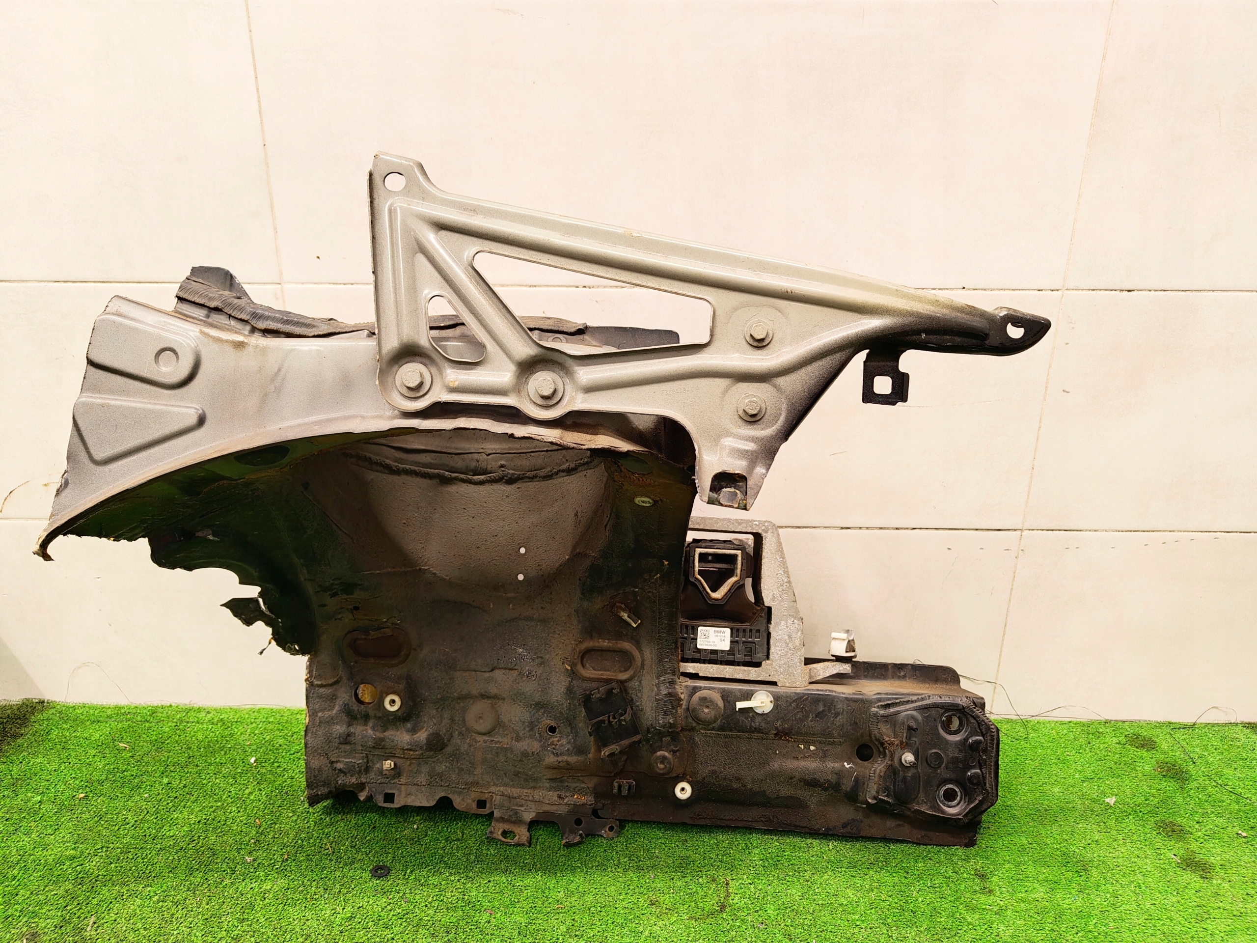 BMW X1 F48 quarter quarter placement right front 668
