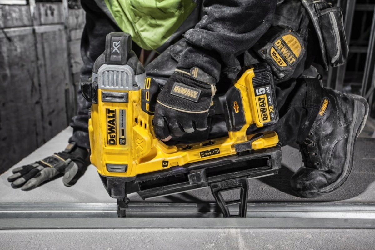 DEWALT NAILER бетон 18V DCN890P2 код производителя DCN890P2