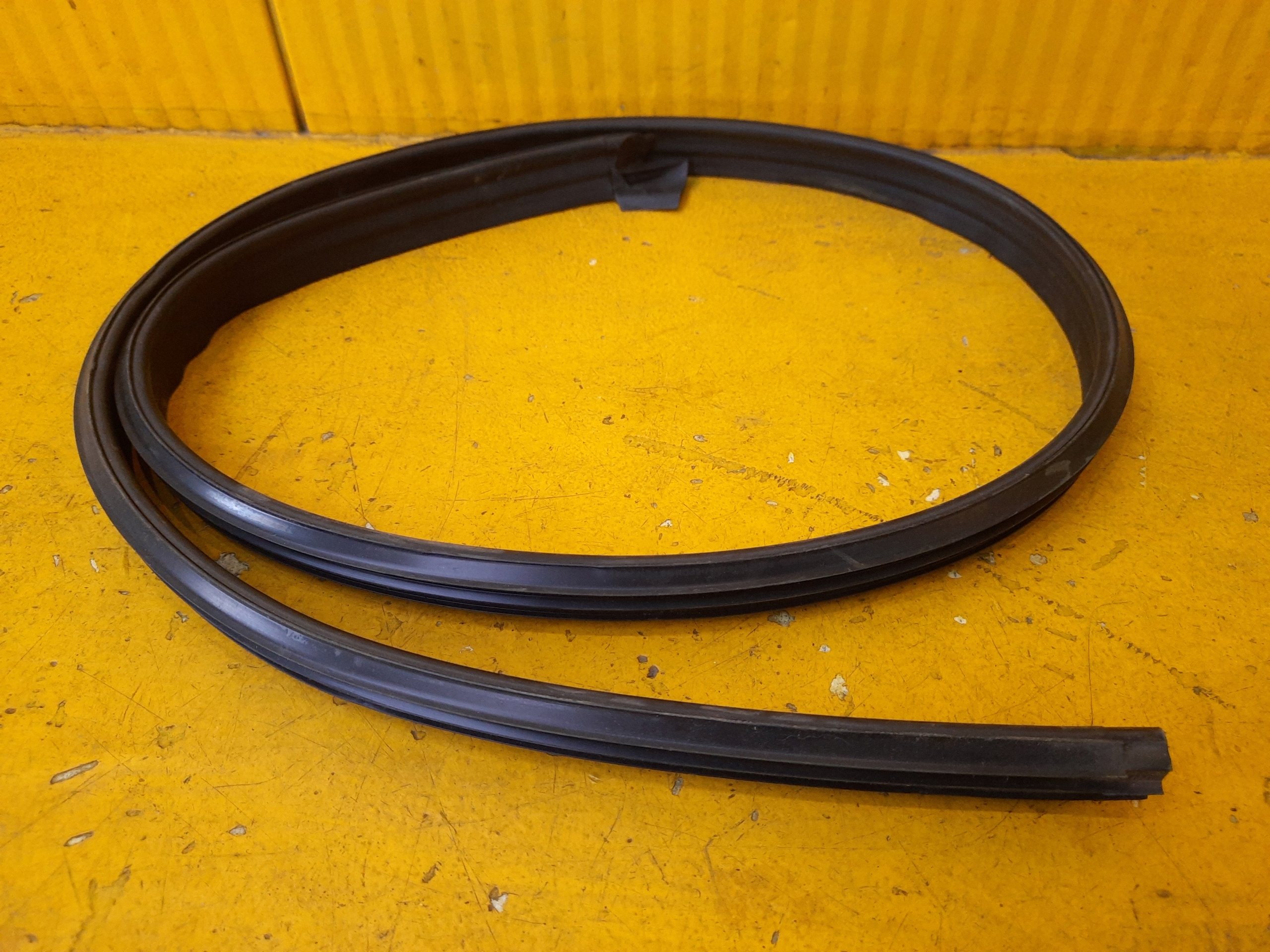 MASERATI LEVANTE USZCZELKA DACHU LEWA 670034256 Part number 670034256