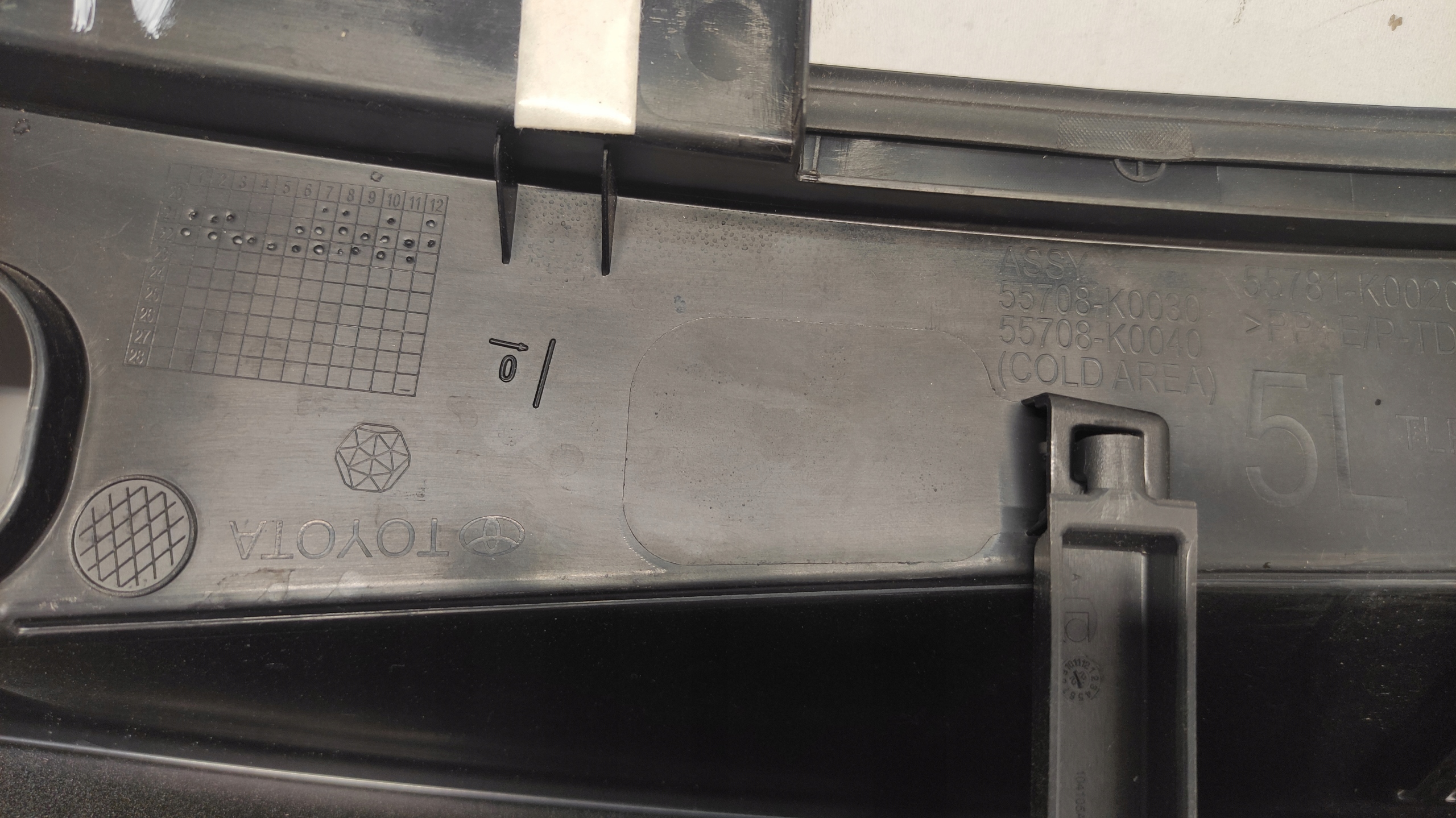 PODSZYBIE PLASTIKOWE GÓRNE TOYOTA YARIS IV 55781-K0020 21-24 55708-K0030 Wersja Europejska