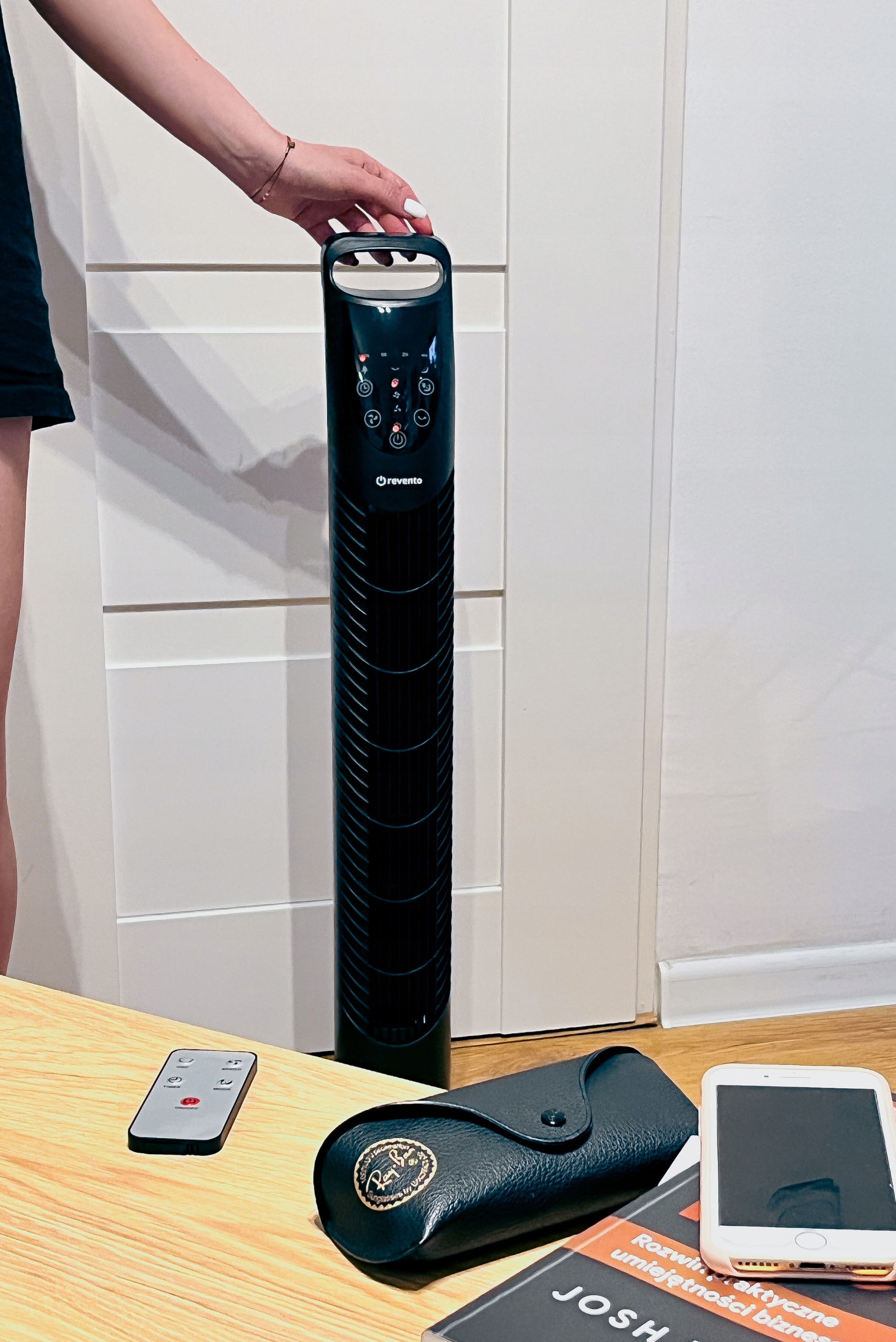 WENTYLATOR WIATRAK KOLUMNOWY STOJĄCY LED + PILOT Szerokość podstawy 24 cm