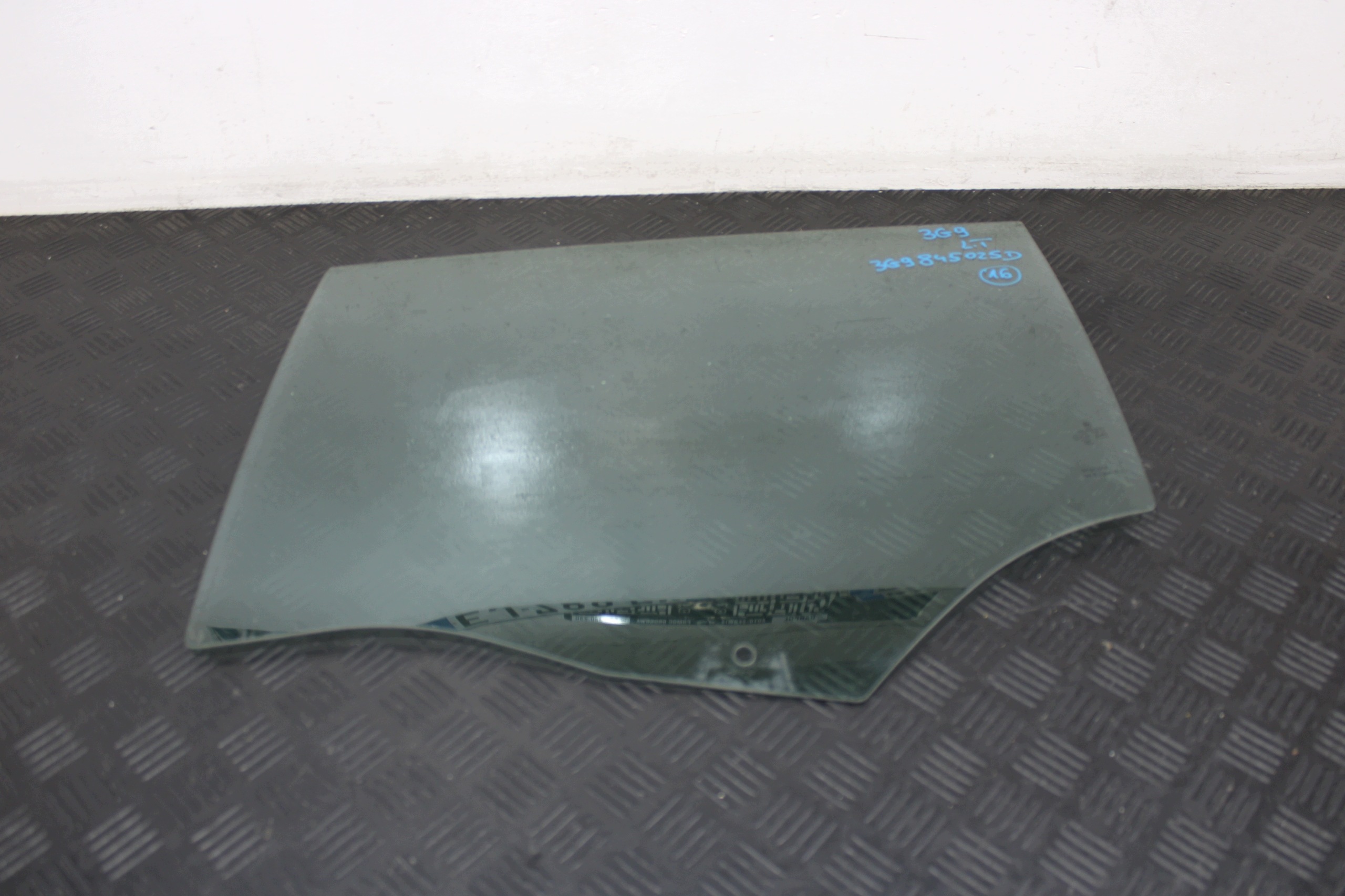 window door left rear part 3G9845025D VW PASSAT B8 3G0 3G9