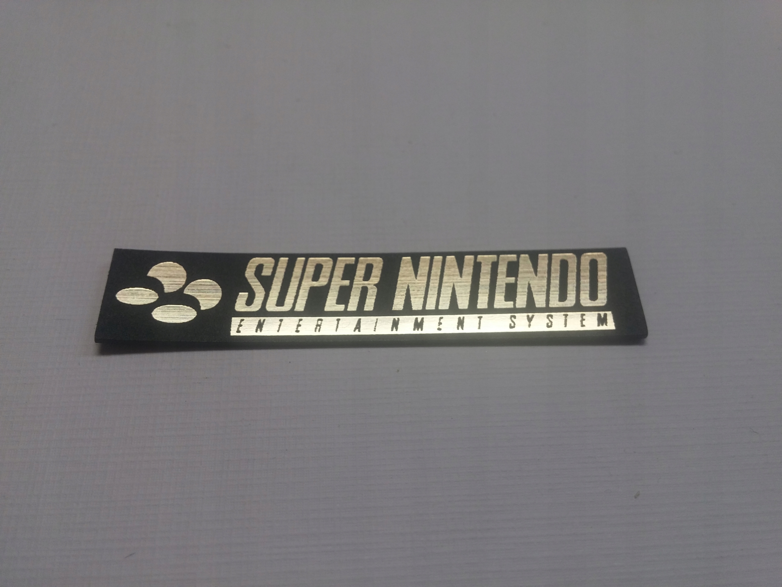 

Super Nintendo naklejka emblemat 55x10 mm *złota
