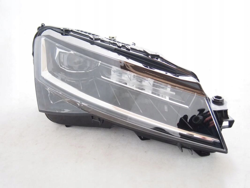 Skoda Superb 3 III FL 19r Reflektor right light right Lift 2019