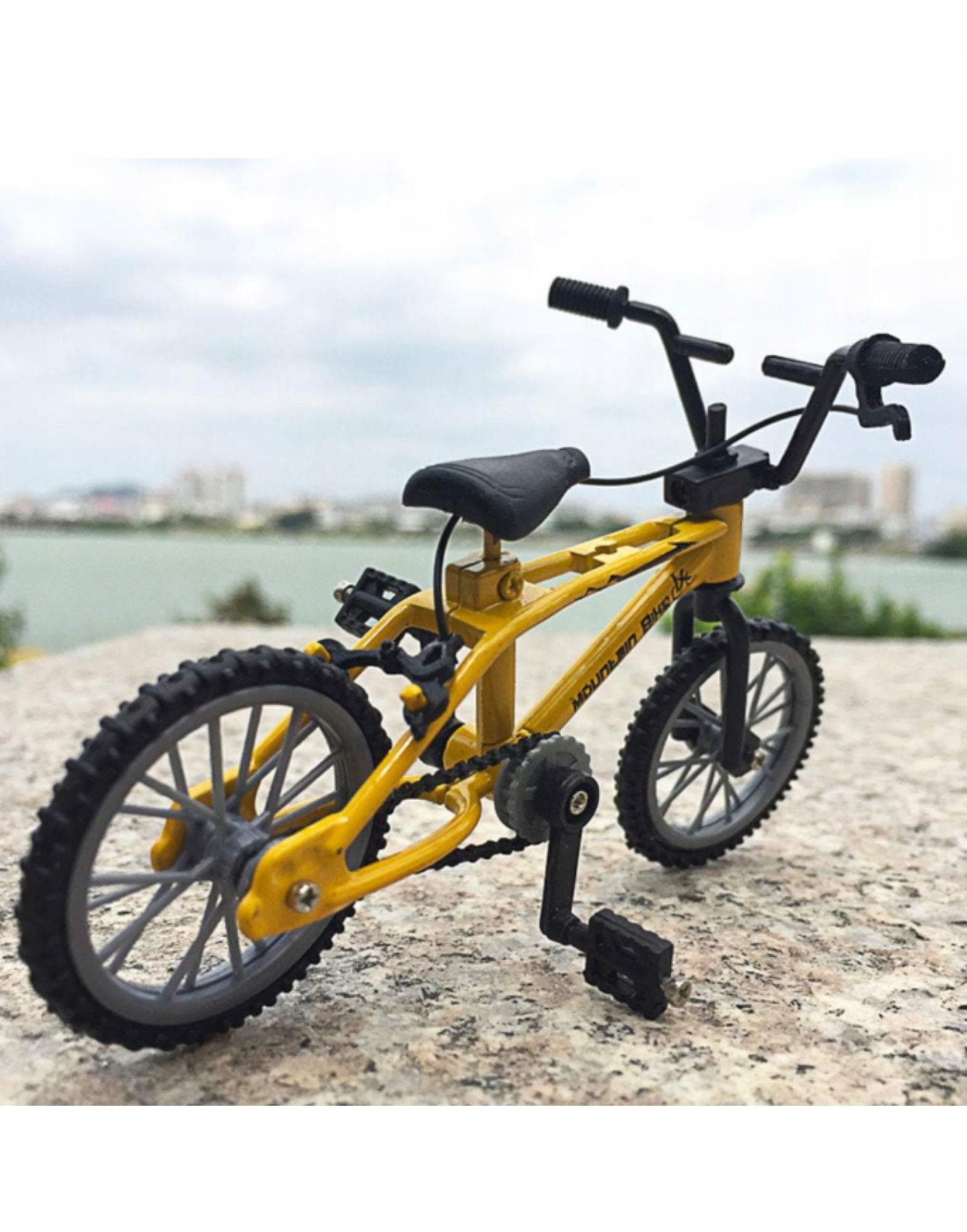 Sportowy fingerbike BMX RegMag do mini skateparku – Sportowy wygląd inspirowany rowerami BMX i MTB