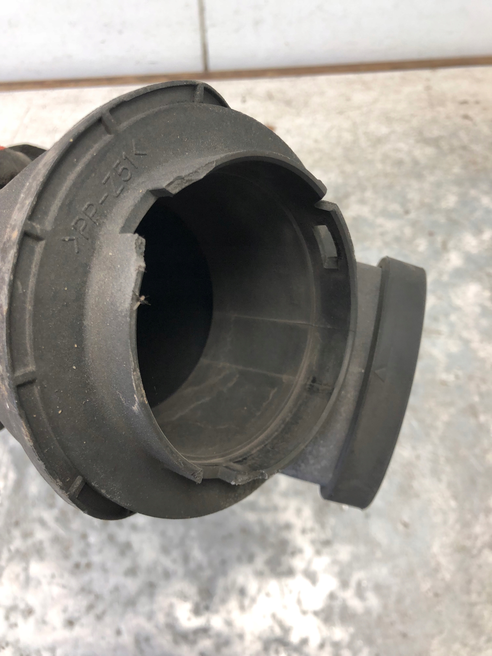 pipe air hose MITSUBISHI PAJERO IV MR404731