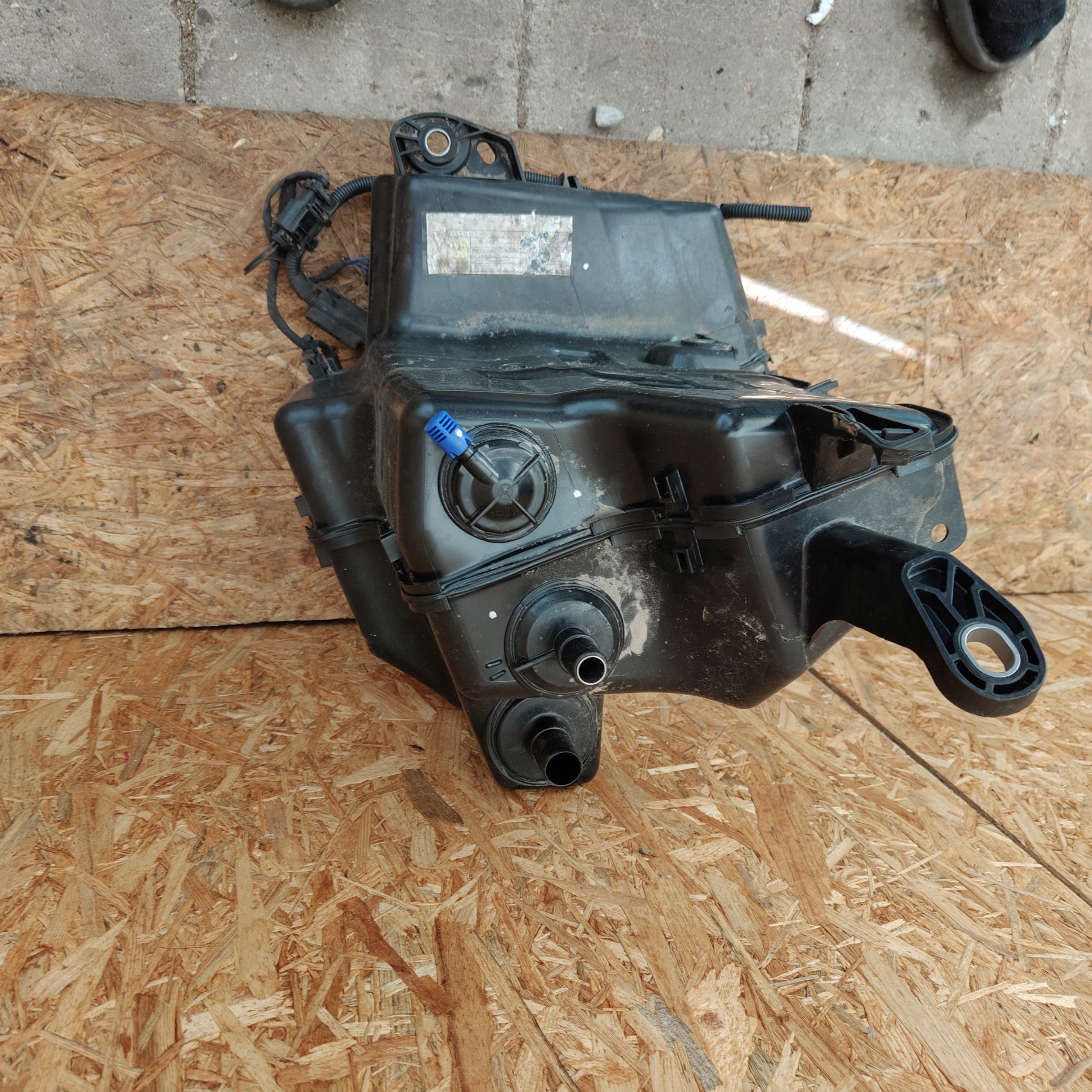 Behälter ADBLUE SEAT VW SKODA 2q0131877G