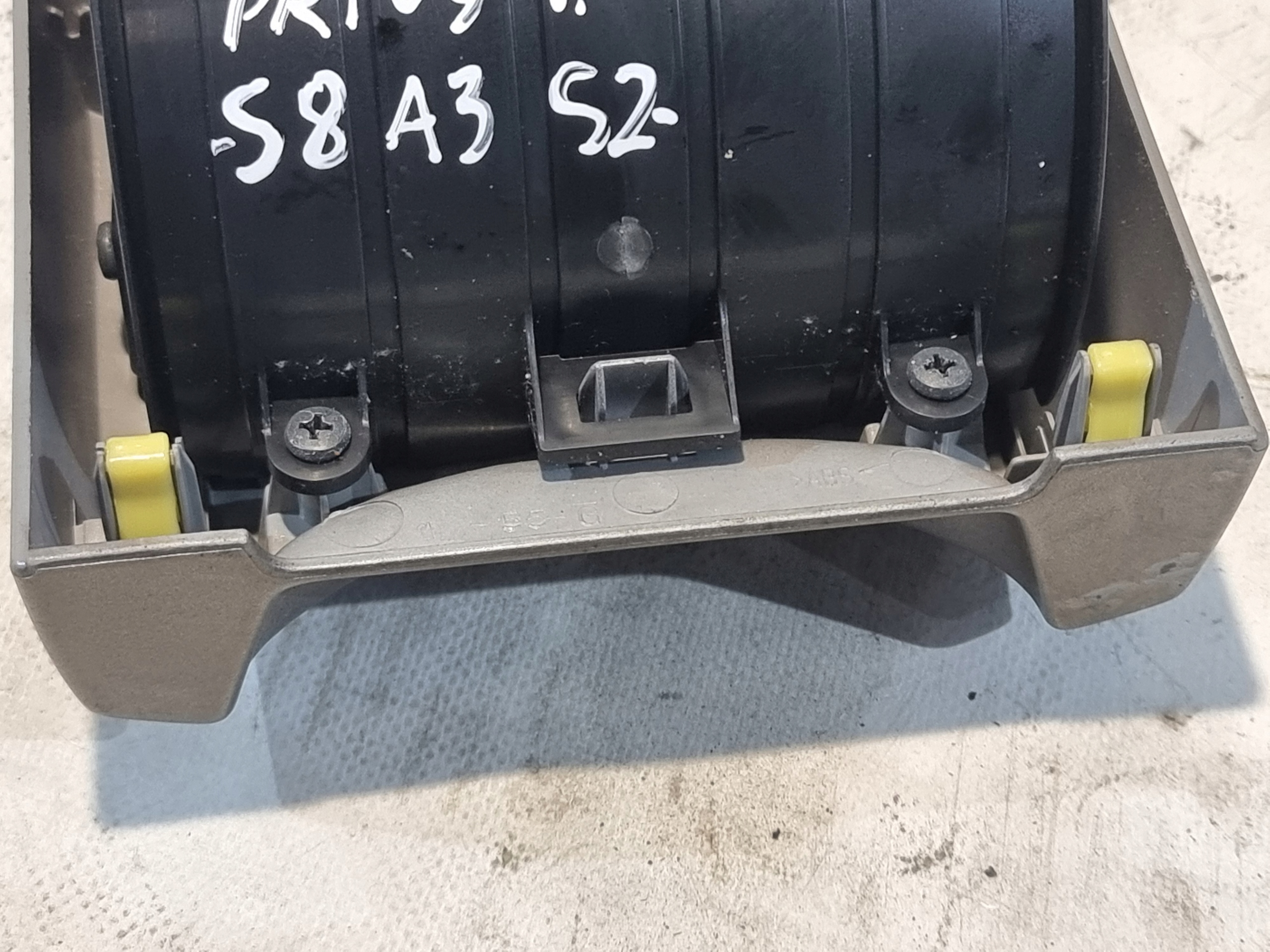 Держатель на капхолдер oe 1A823-006G 1A8C1-009G TOYOTA PRIUS II 08r