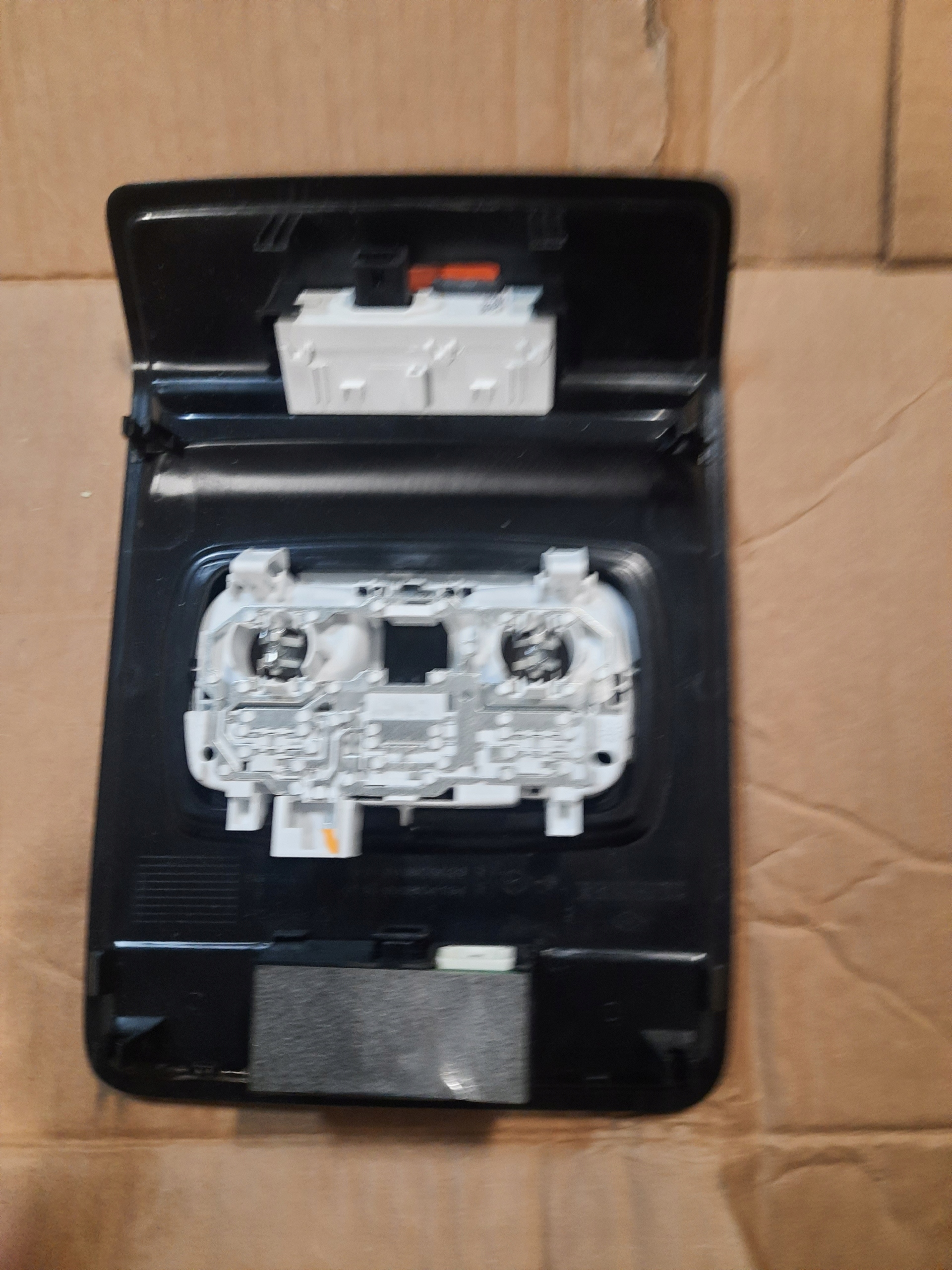 LAMPKA OŚWIETLENIA KABINY WNĘTRZA RENAULT CLIO V Producent części Renault OE