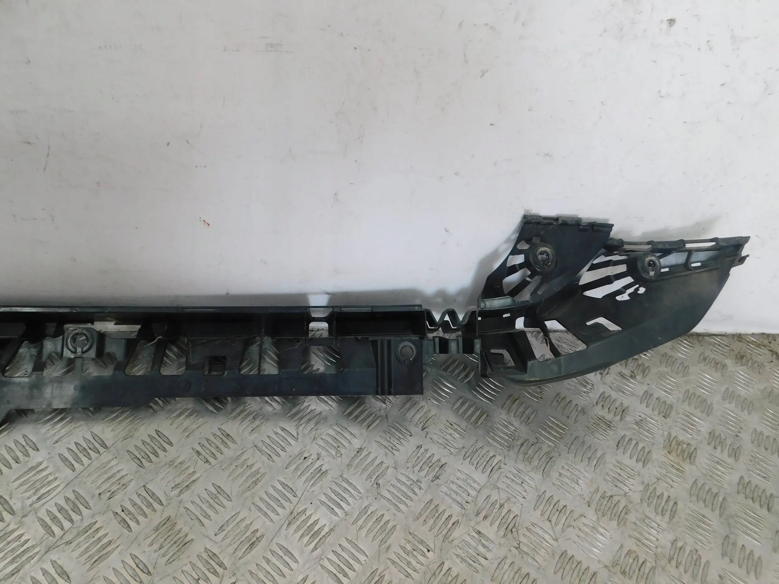 pillar bumper bracket of the rear BMW 1 F20