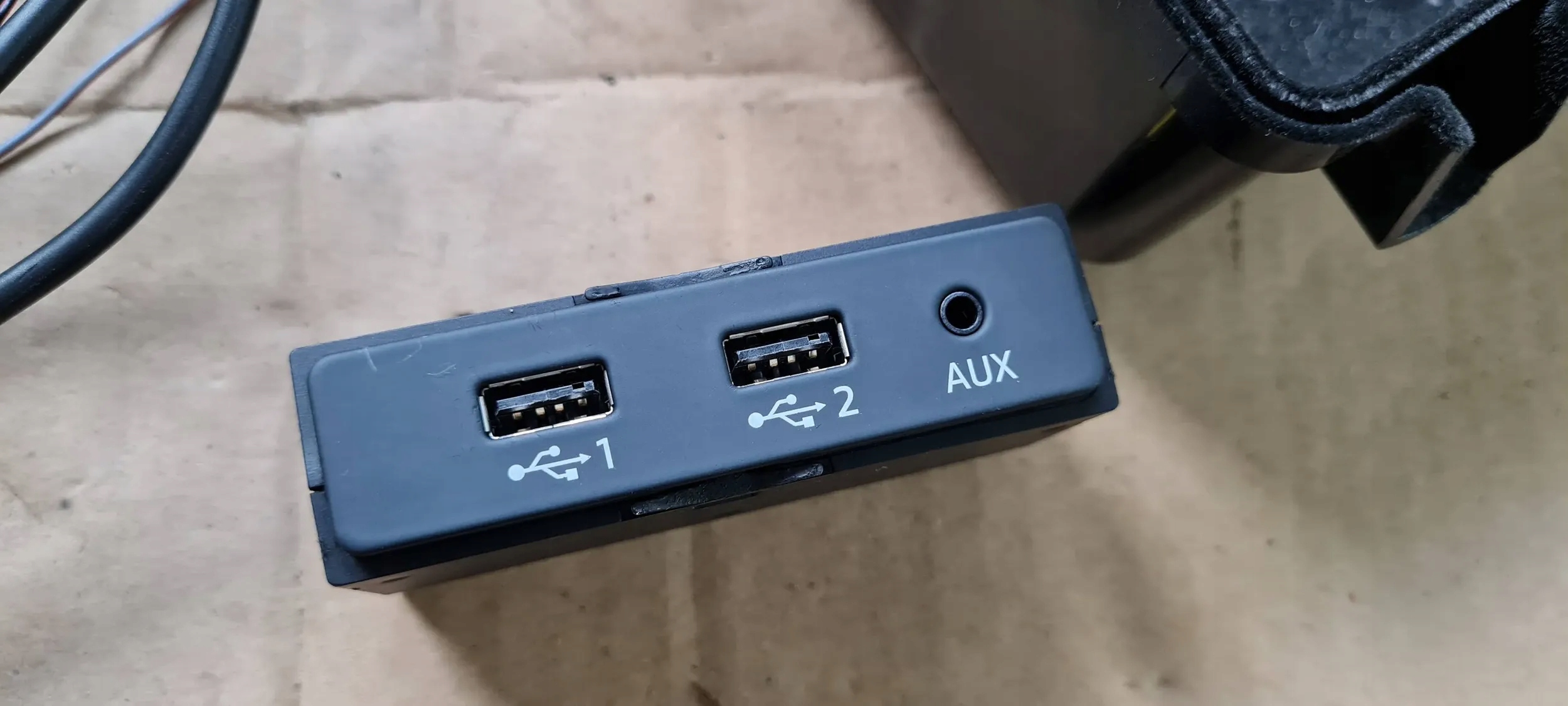 Q7 4M II PORT WEJSCIE adapter USB cover bundle 4M0035736A